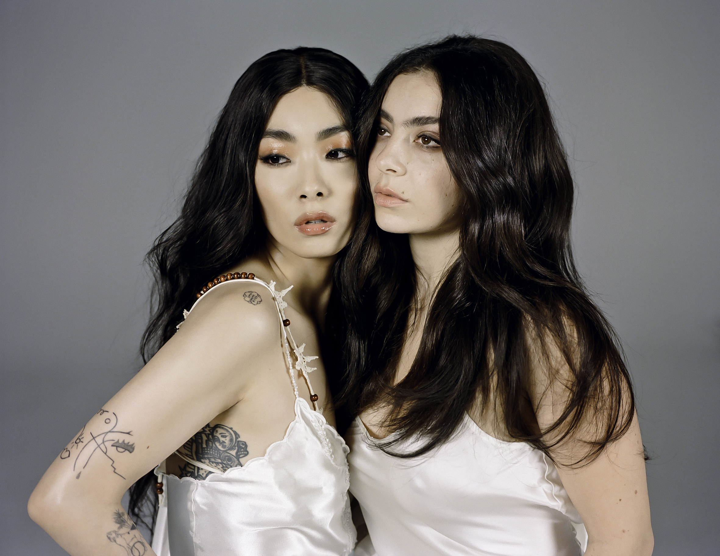 Charli XCX és Rina Sawayama vérpezsdítő trackkel repít vissza a 2000-es évekbe