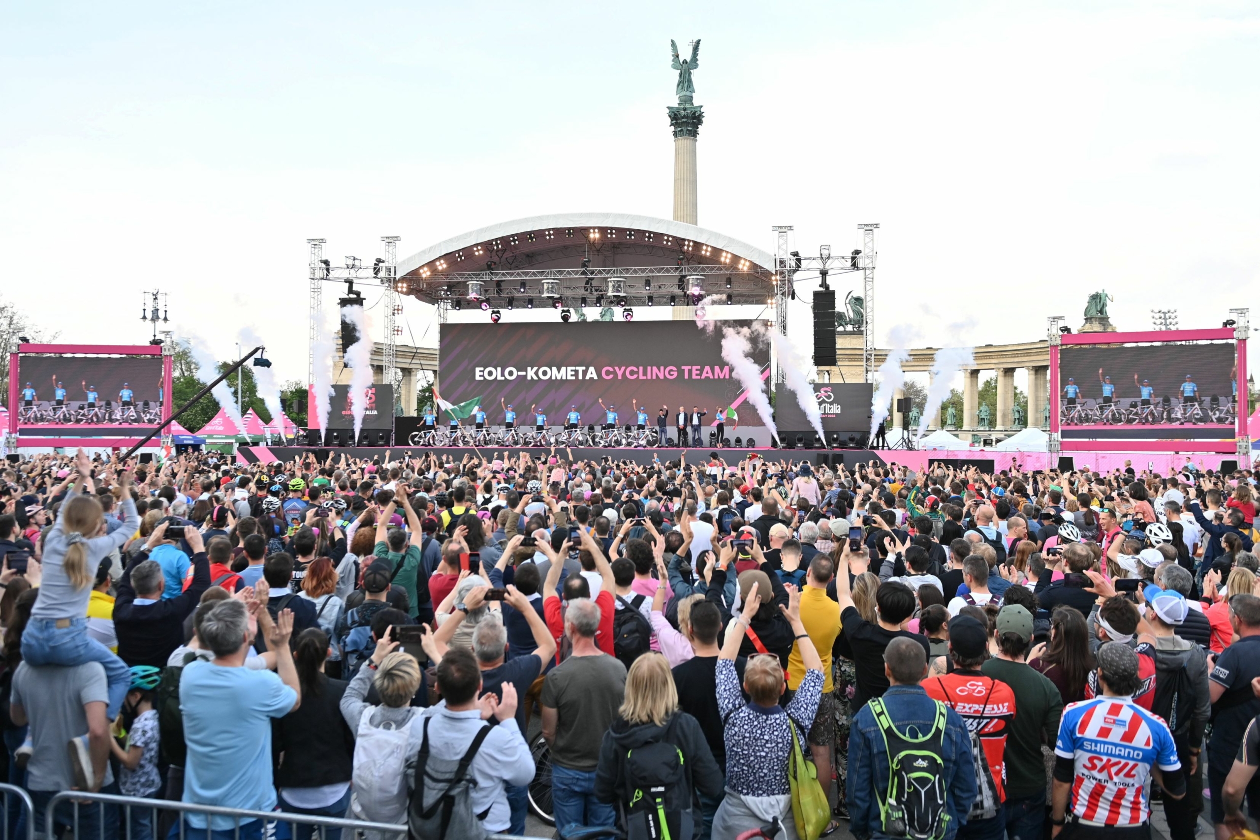 A zsúfolásig telt és rózsaszínbe öltözött Hősök terén köszöntötték a Giro d'Italia csapatait