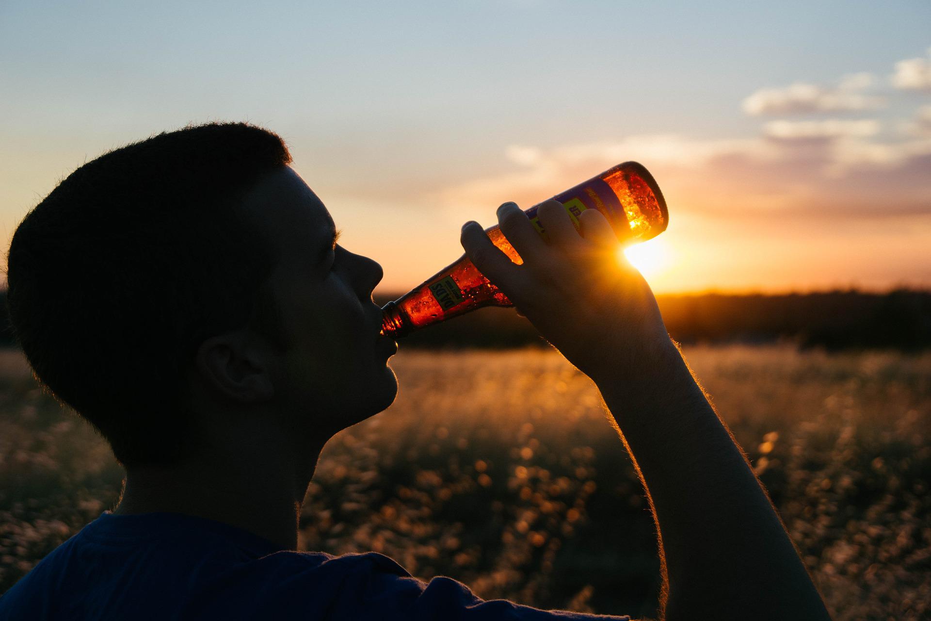 A fiataloknak egyáltalán nem lenne szabad alkoholt inniuk egy globális kutatás szerint