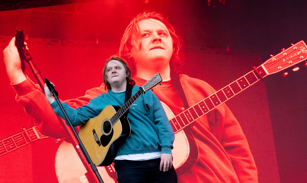 Újabb melankolikus dal egy jó humorú énekestől -  Lewis Capaldi visszatért