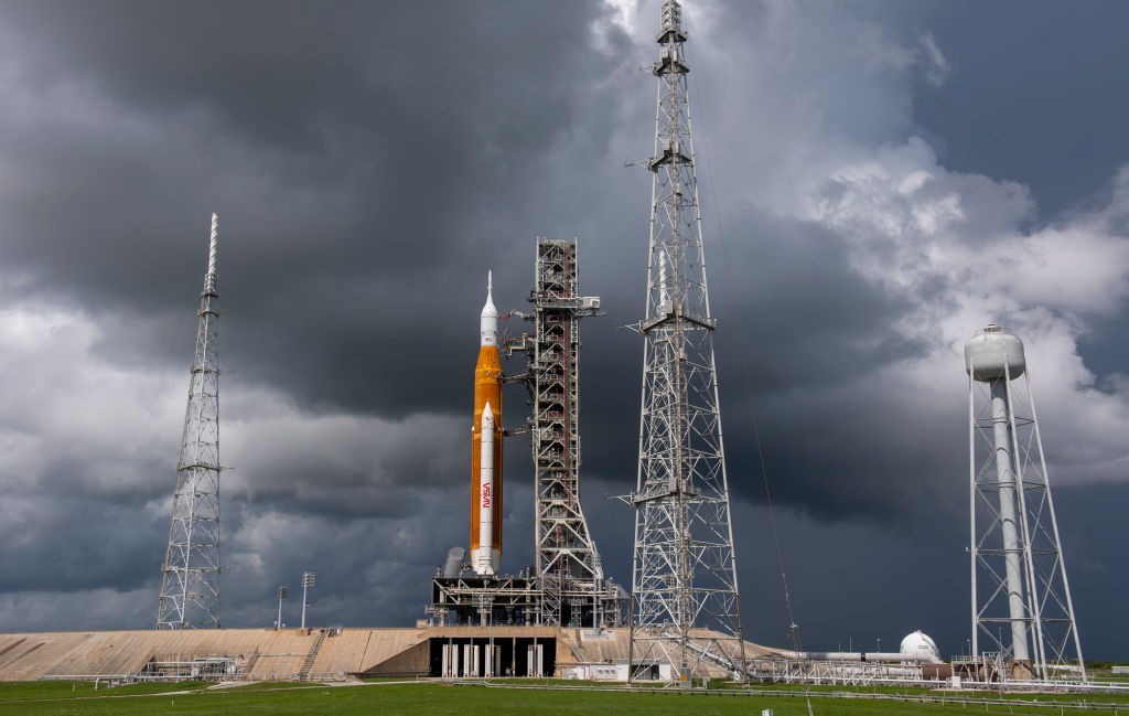 Visszaviszik a szerelőcsarnokba a NASA holdrakétáját a közelgő hurrikán miatt