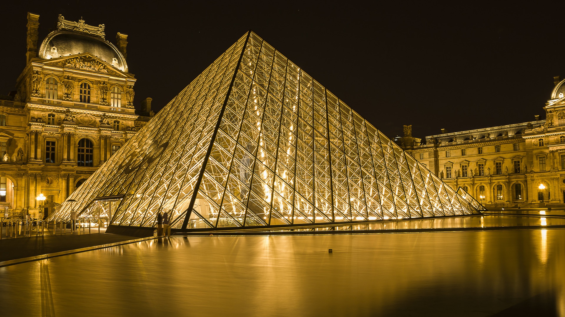 Korábban sötétül el a Louvre és a versailles-i kastély díszkivilágítása is