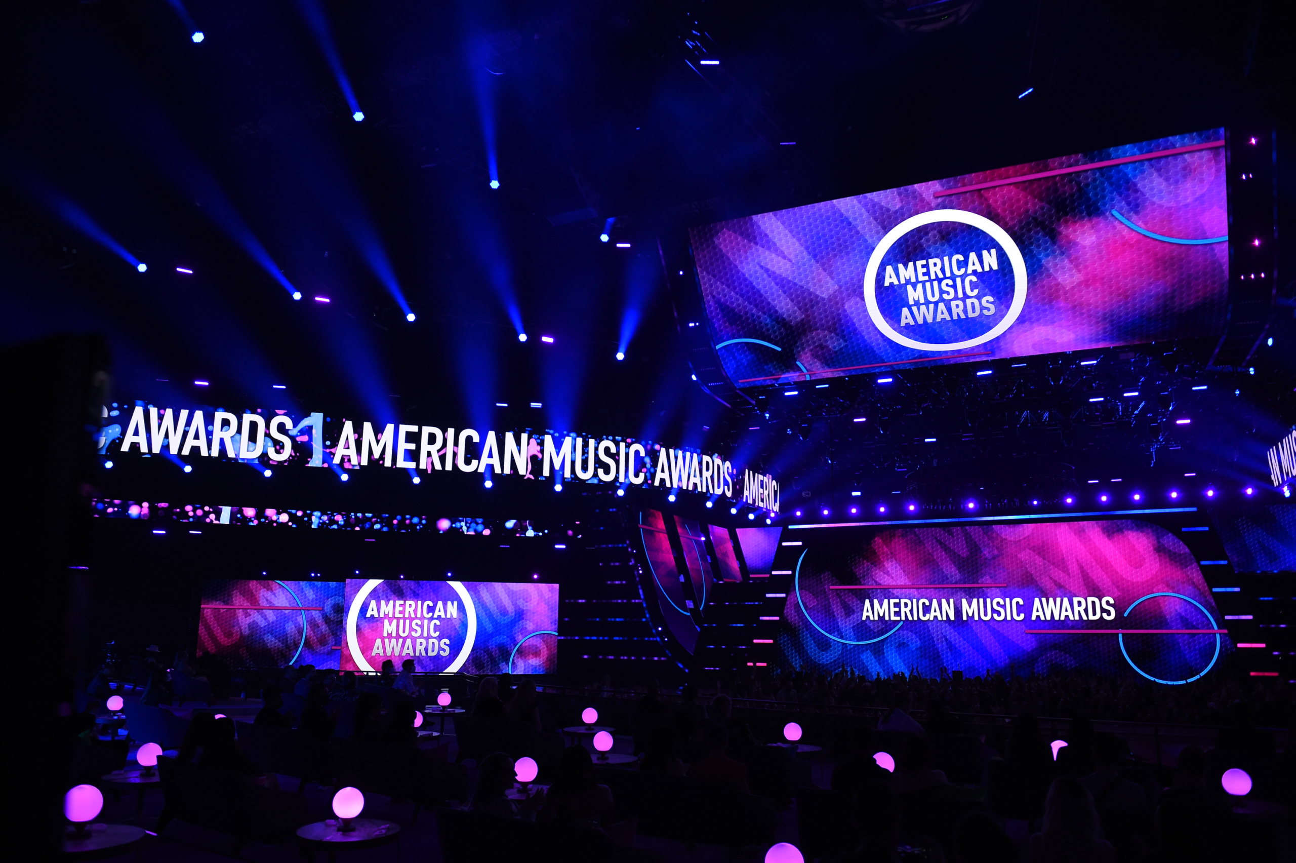 P!nk Olivia Newton-Johnt, Charlie Puth Lionel Richie-t énekel az AMA gálán