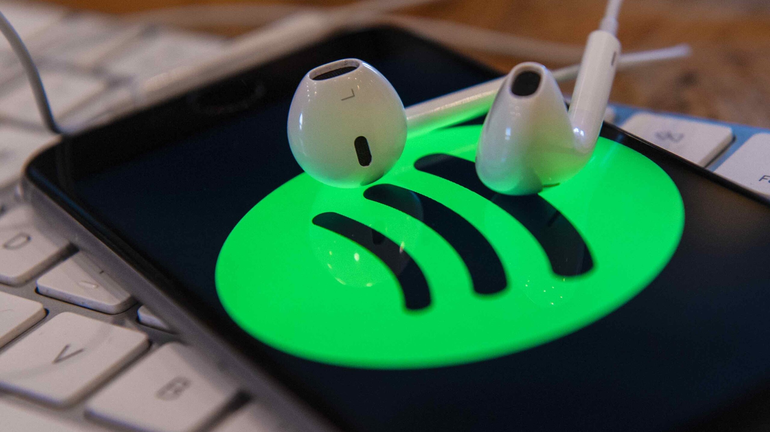 A Spotify több millió dalt távolít el a platformjáról az MI miatt