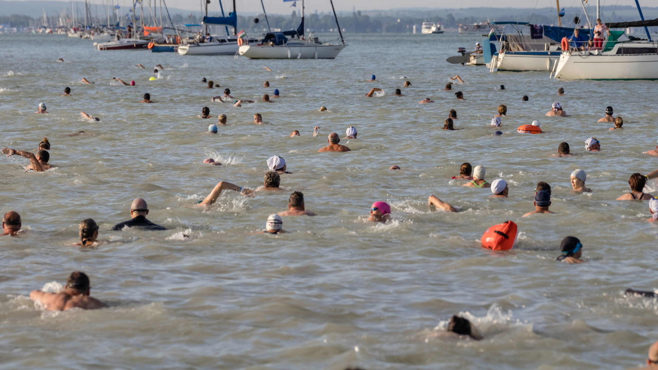 Elhalasztották a Balaton-átúszást