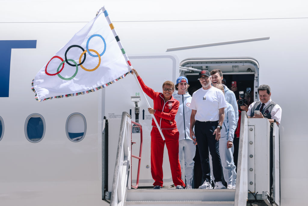 Megérkezett az olimpiai zászló L.A.-be