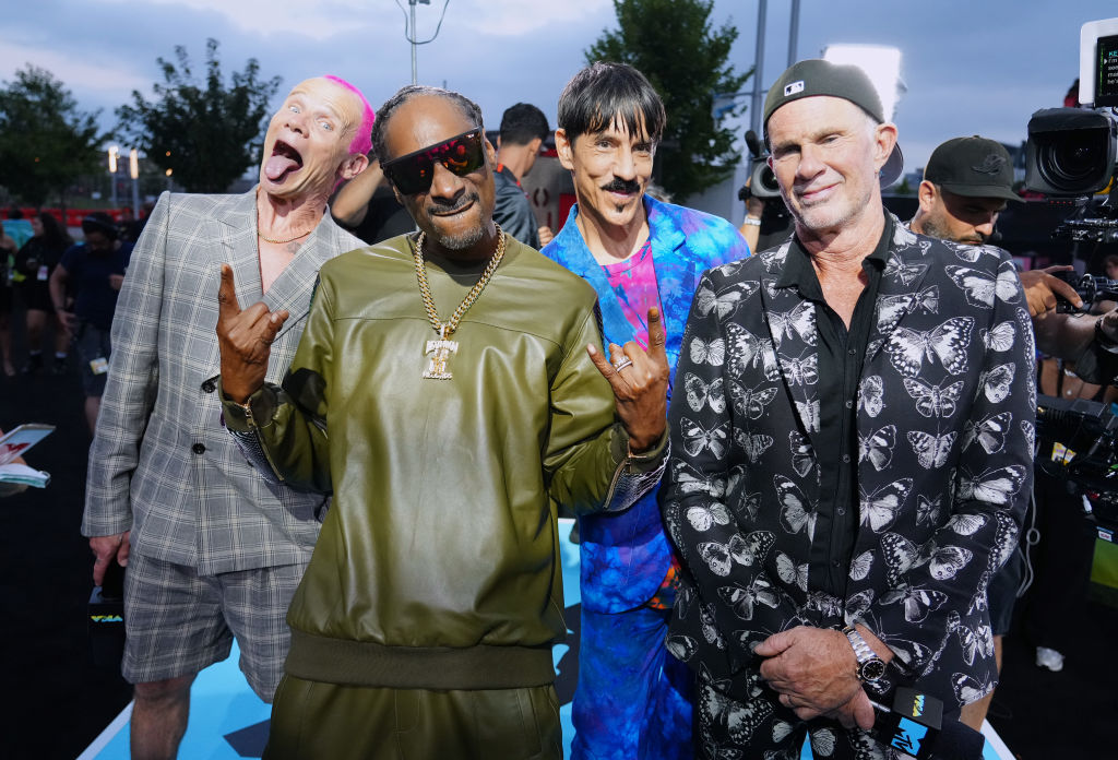 Billie Eilish, a Red Hot Chili Peppers és Snoop Dogg is fellép az olimpia záróünnepségén