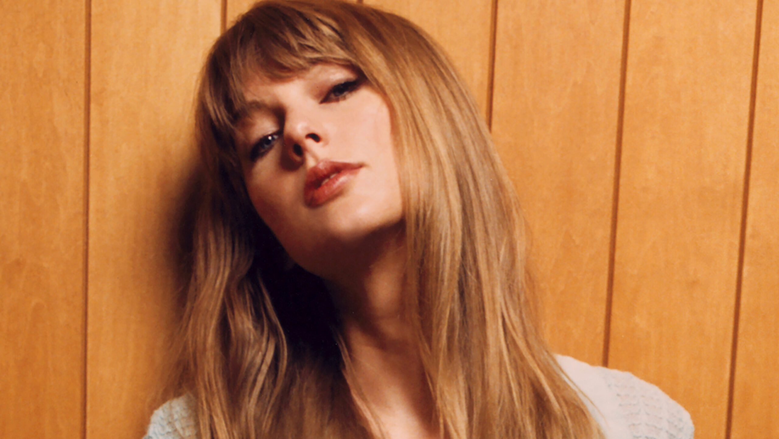 A brit albumlistát karácsonyi hangulat helyett Taylor Swift uralja