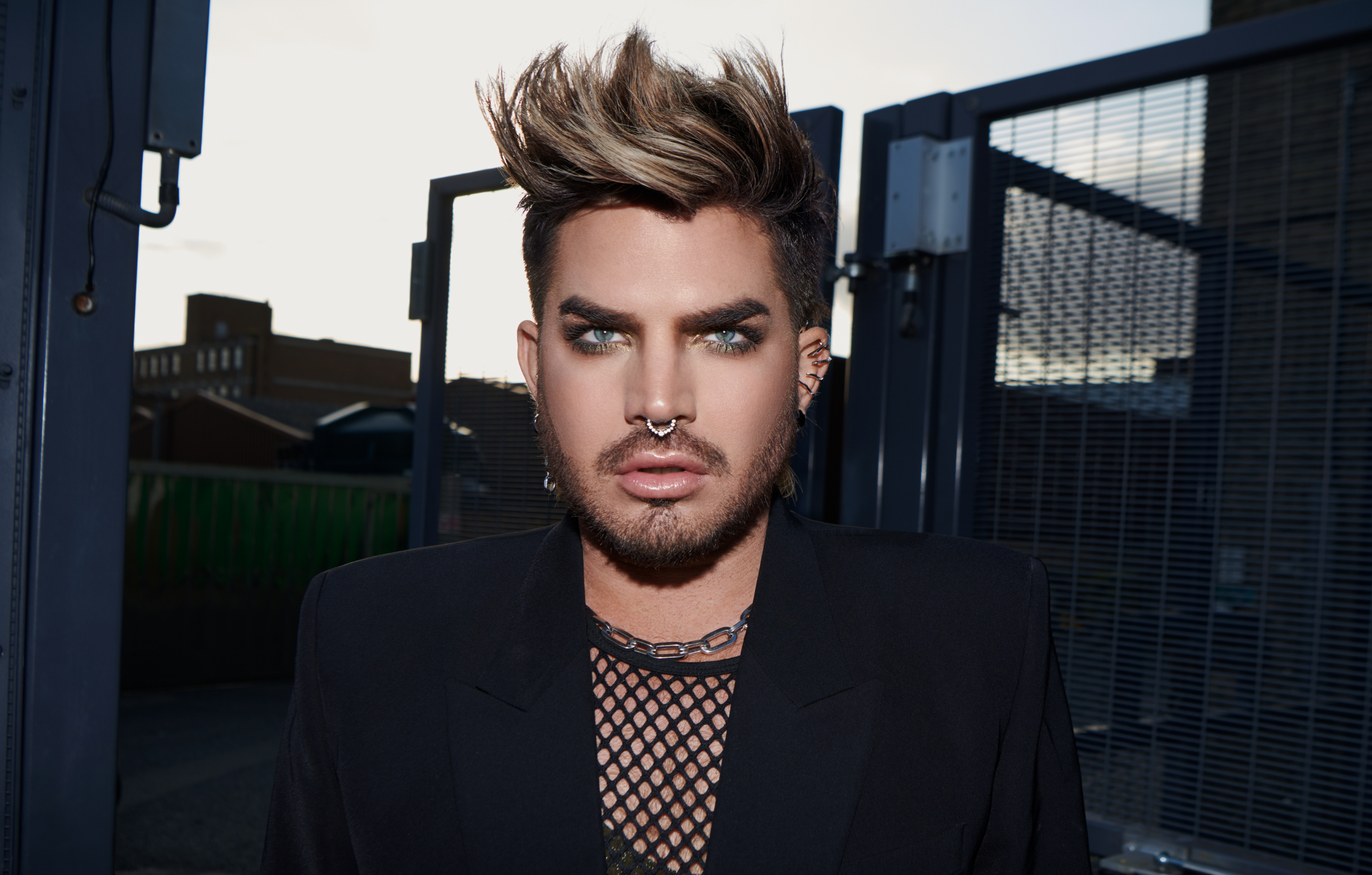 Zenei időutazásra visz Adam Lambert