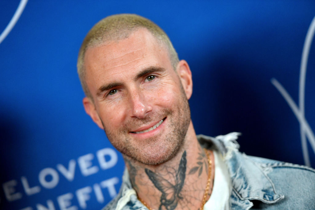 Autókereskedő verte át Adam Levine-t