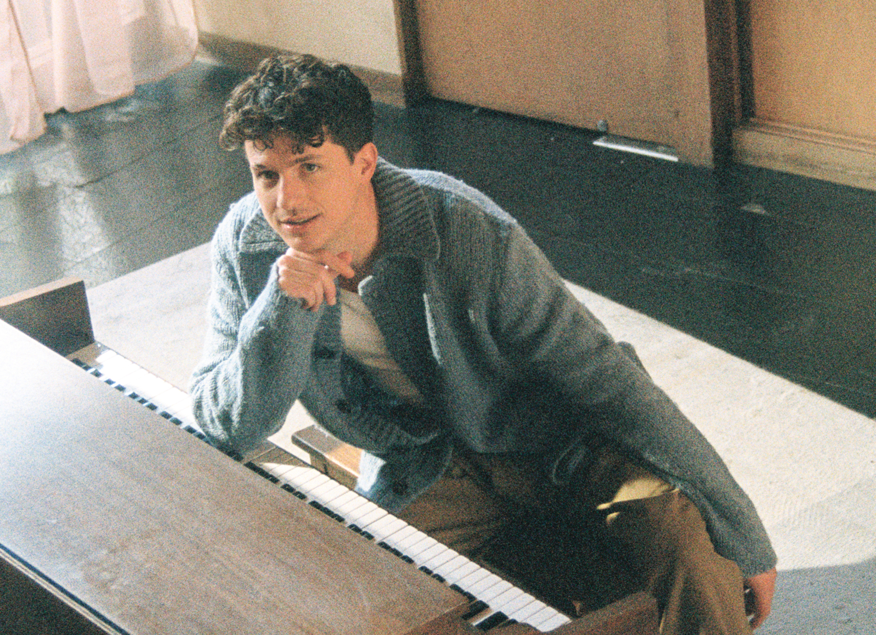 Charlie Puth és Sabrina Carpenter egy párt alkotnak Charlie vadiúj videóklipjében