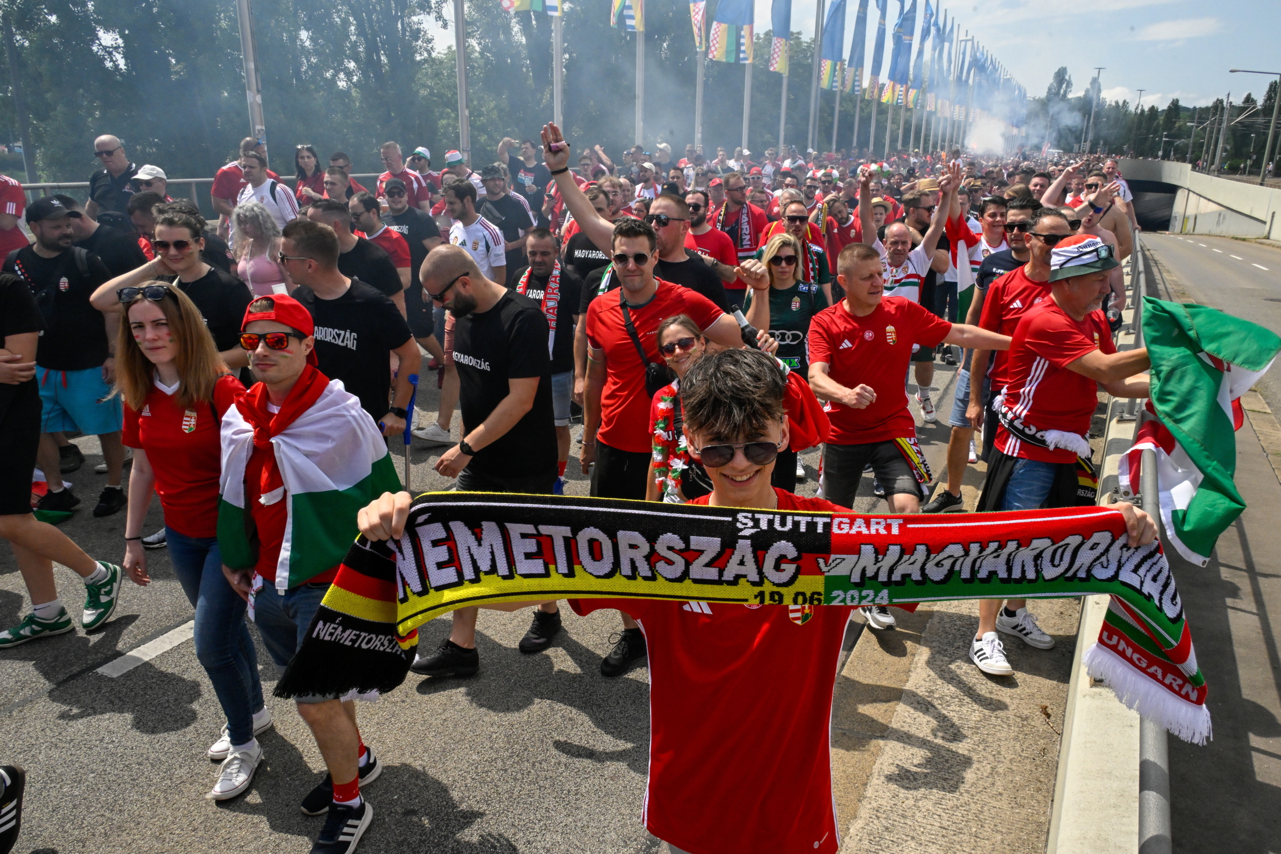 Többezer magyar szurkoló érkezett együtt vonulva a stuttgarti stadionhoz