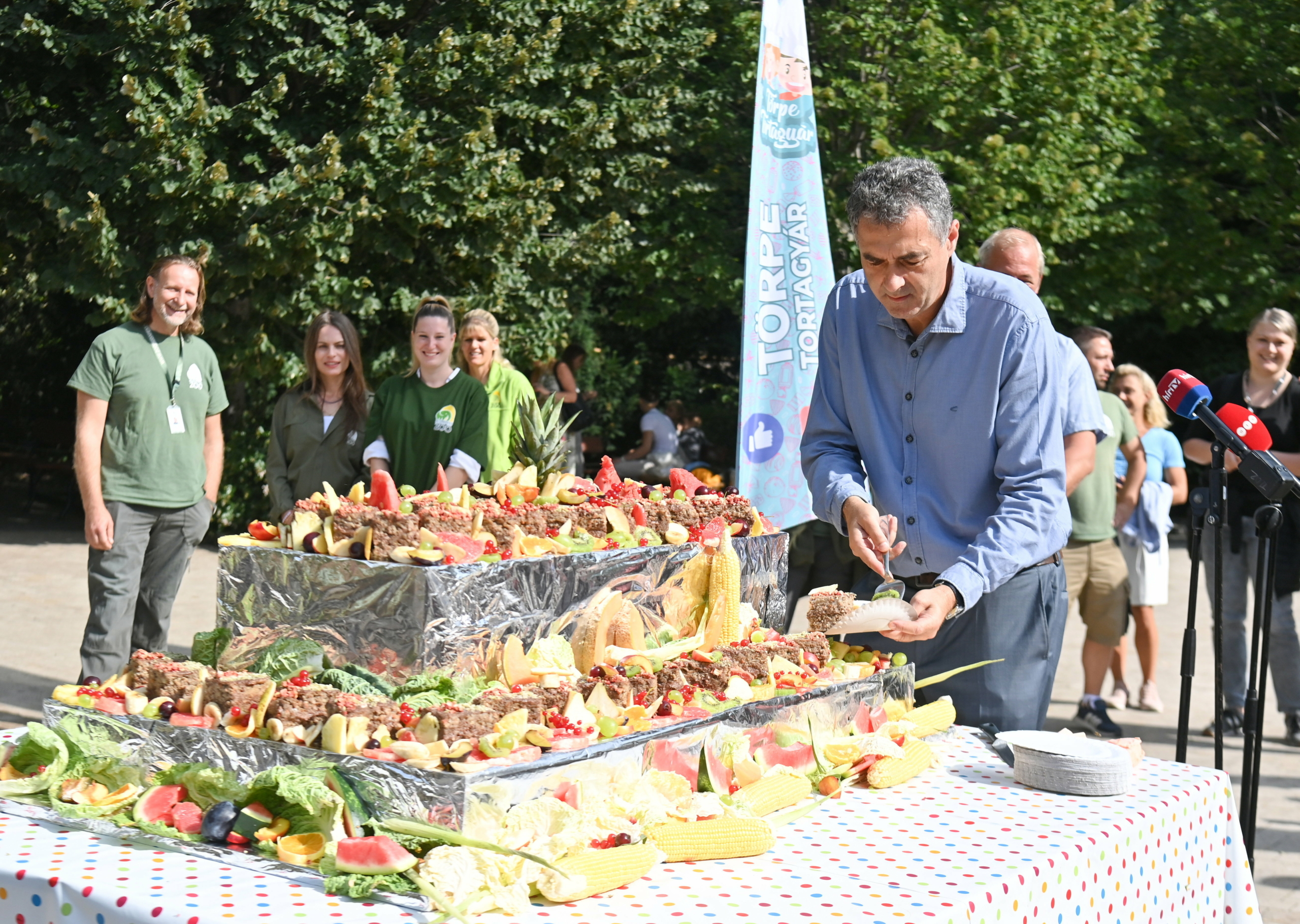 Tortával ünnepelte a születésnapját az állatkert