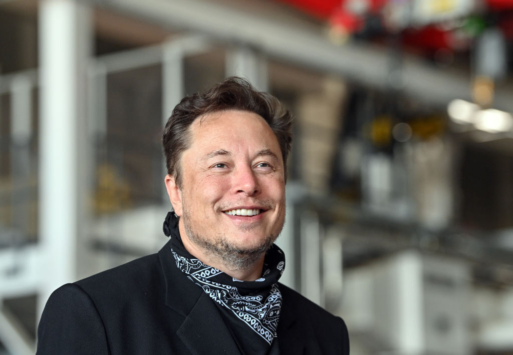 Elon Musk is a mesterséges intelligencia fejlesztések felfüggesztését követeli