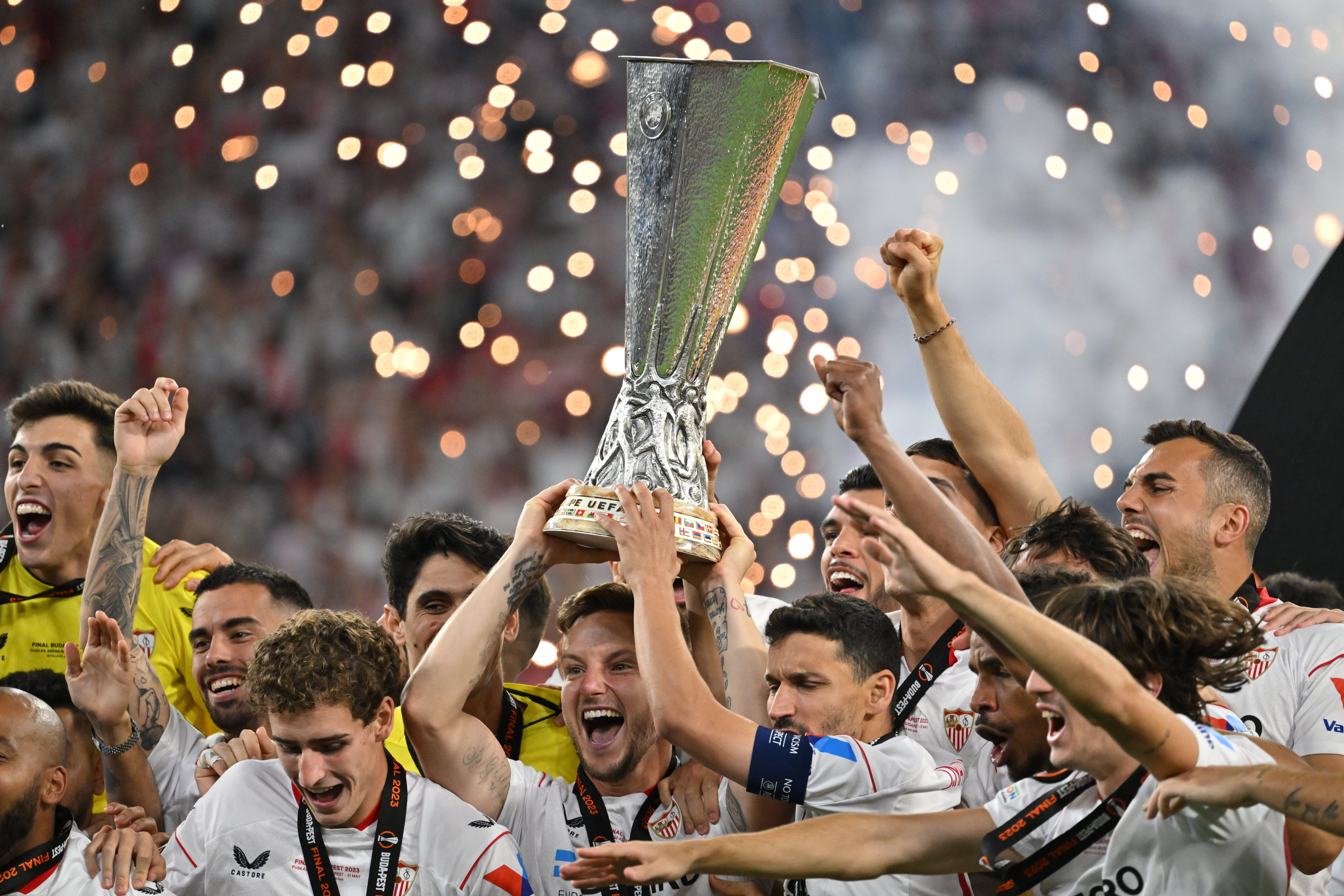 A Sevilla hetedszer is megnyerte az Európa-liga döntőt - Mourinho a bírót okolja a vereségért, de büszke a csapatára