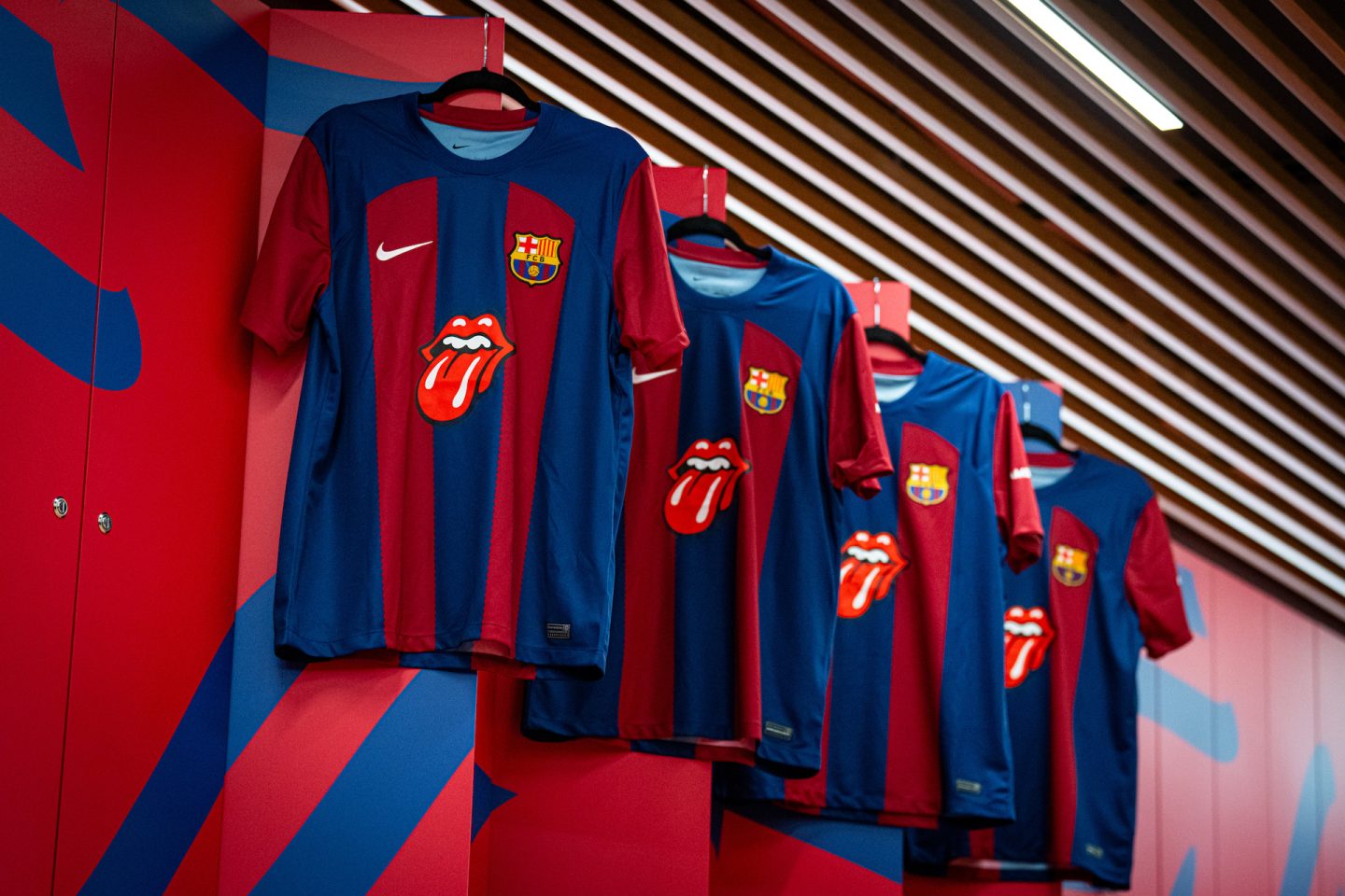 Rolling Stones logós mezben lépnek pályára a Barcelona játékosai az El Clásicon