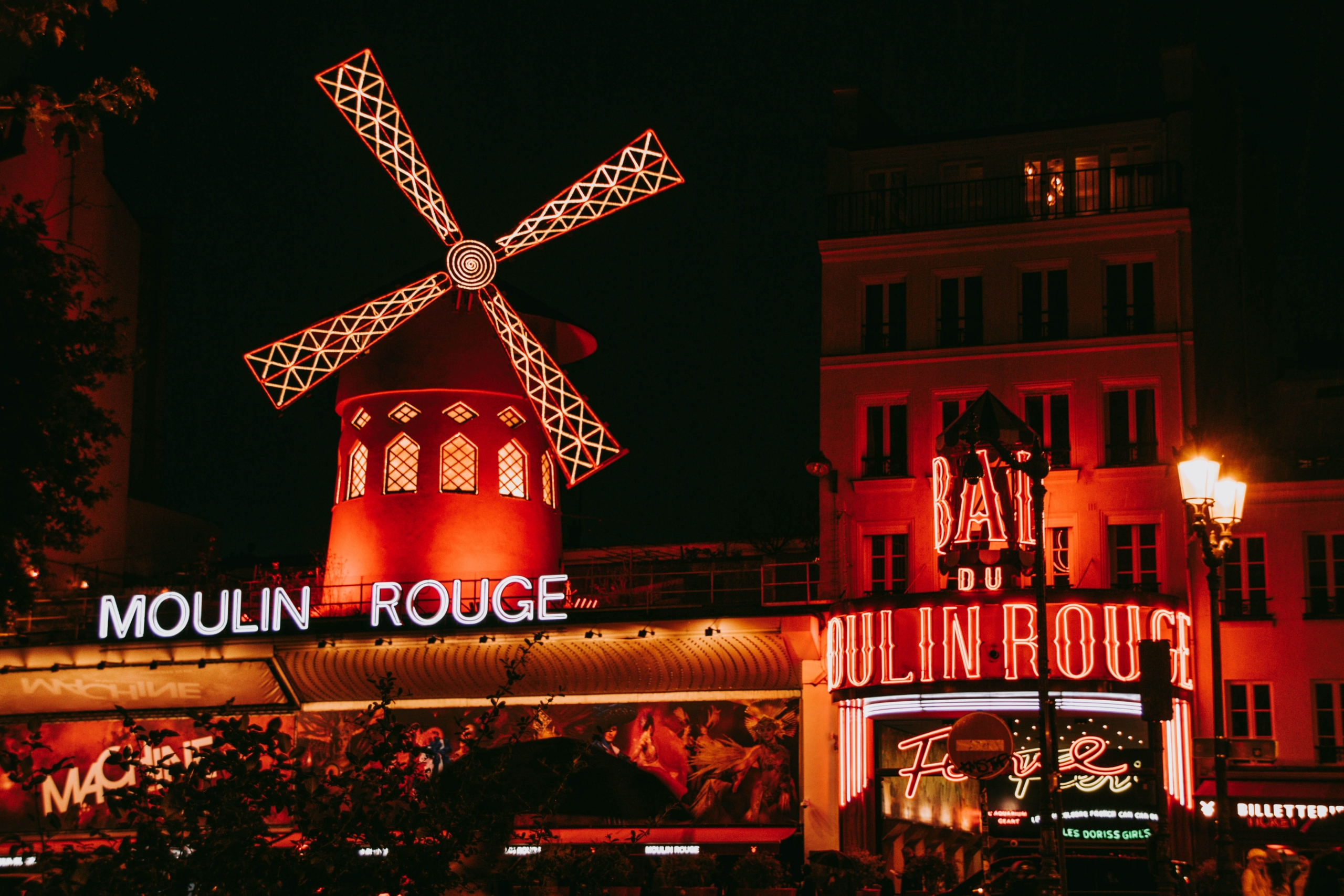 A Moulin Rouge levett műsoráról egy kígyós számot az állatvédők tiltakozása miatt