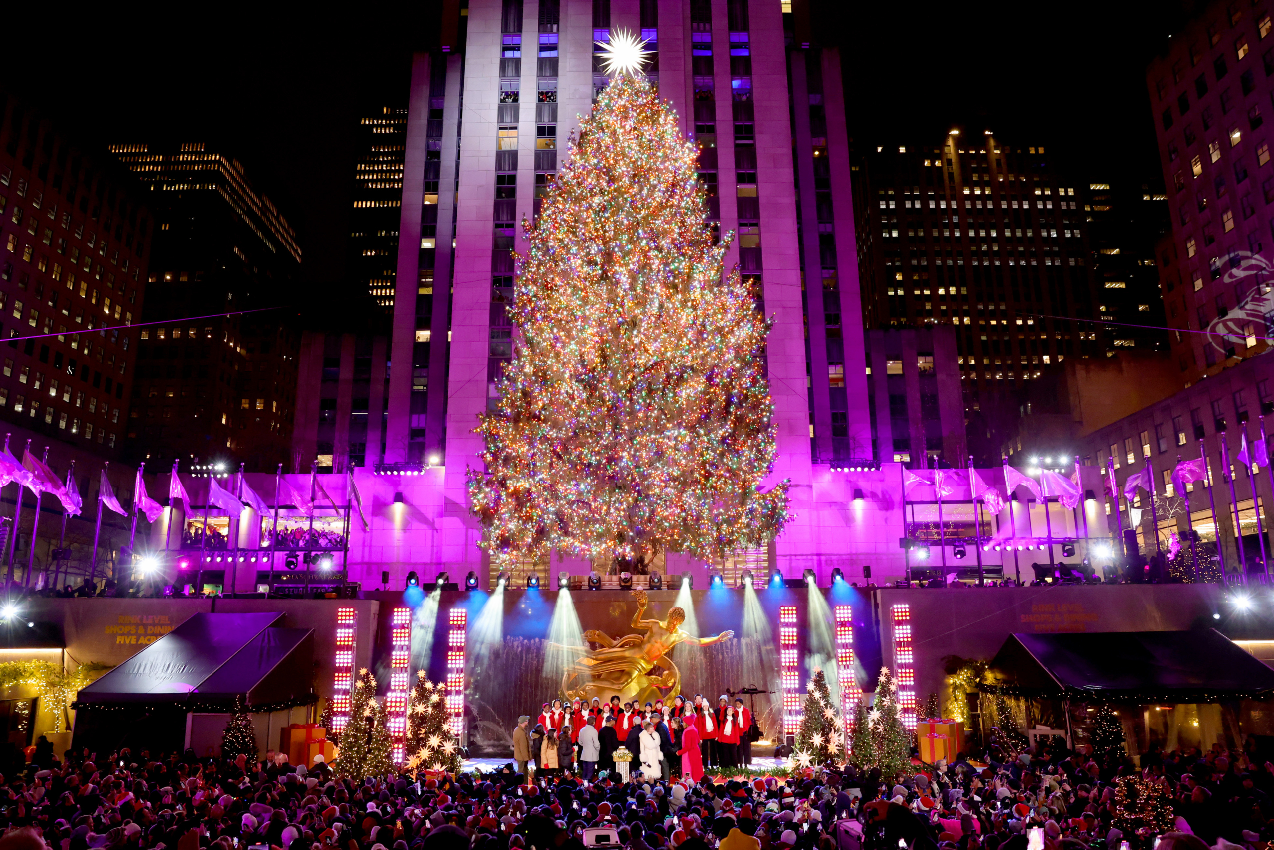 Ötvenezer égő teszi csillogóvá a Rockefeller Center híres karácsonyfáját