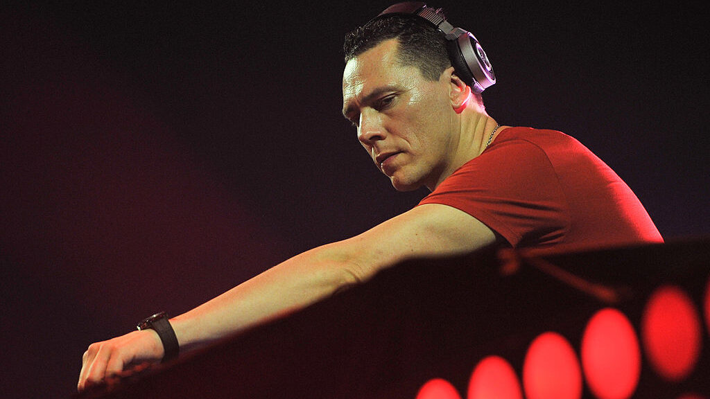 Vadonatúj trackkel indítja az évet Tiësto
