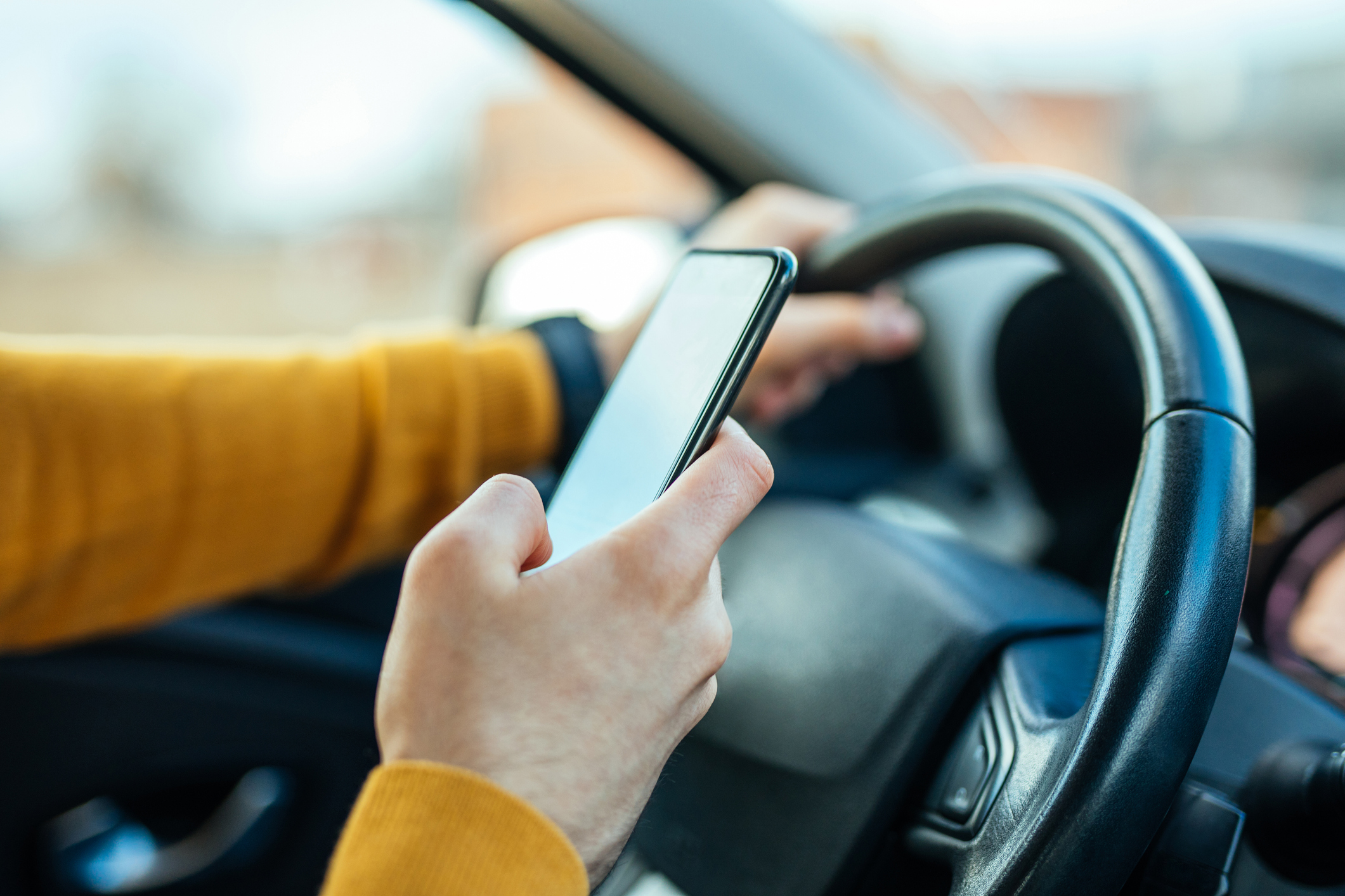 Még mindíg nem szoktunk le a vezetés közbeni mobilozásról