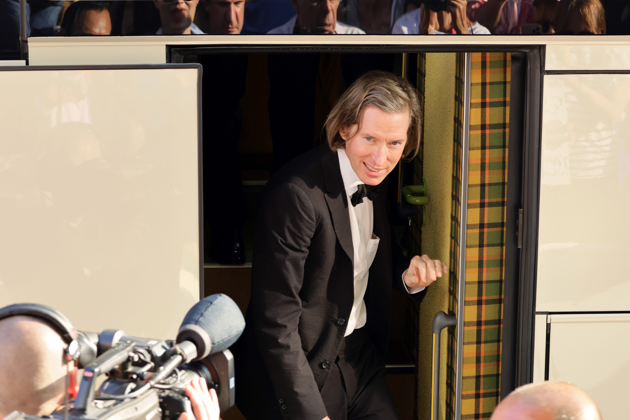 Busszal érkeztek a vörös szőnyeghez Wes Anderson filmjének sztárjai
