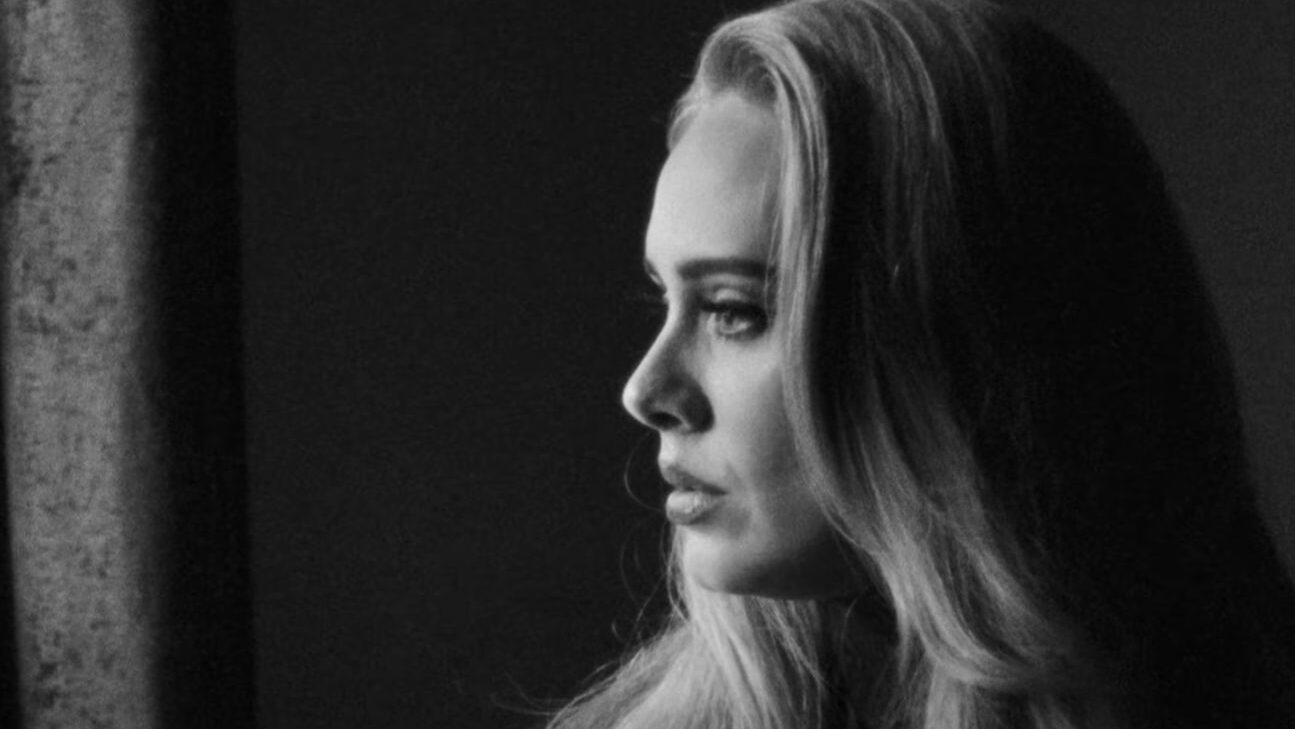 Adele hatalmas eljegyzési gyűrűt villantott Vegas-ban