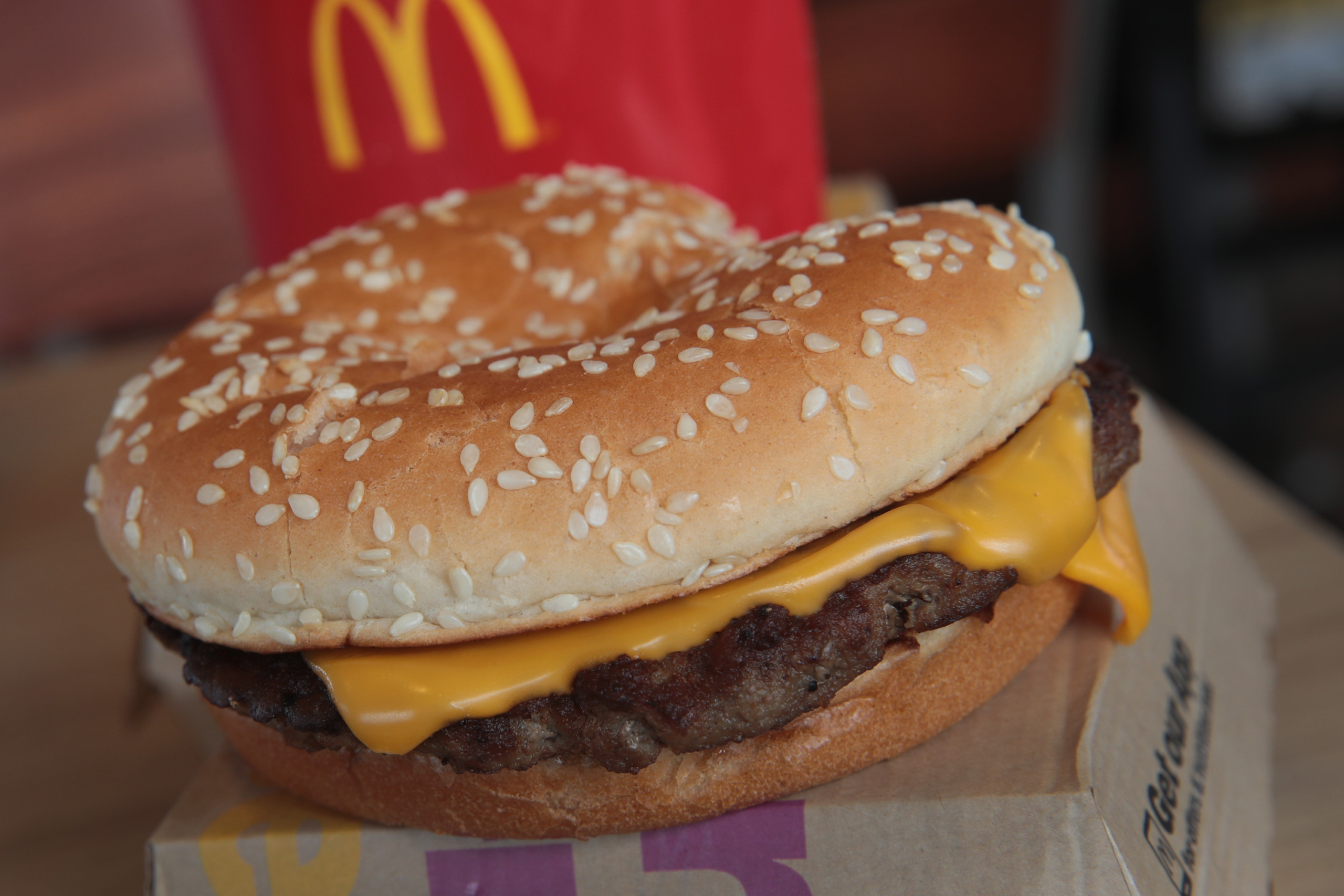 Az interneten árusítják az utolsó boszniai McDonald's-hamburgert