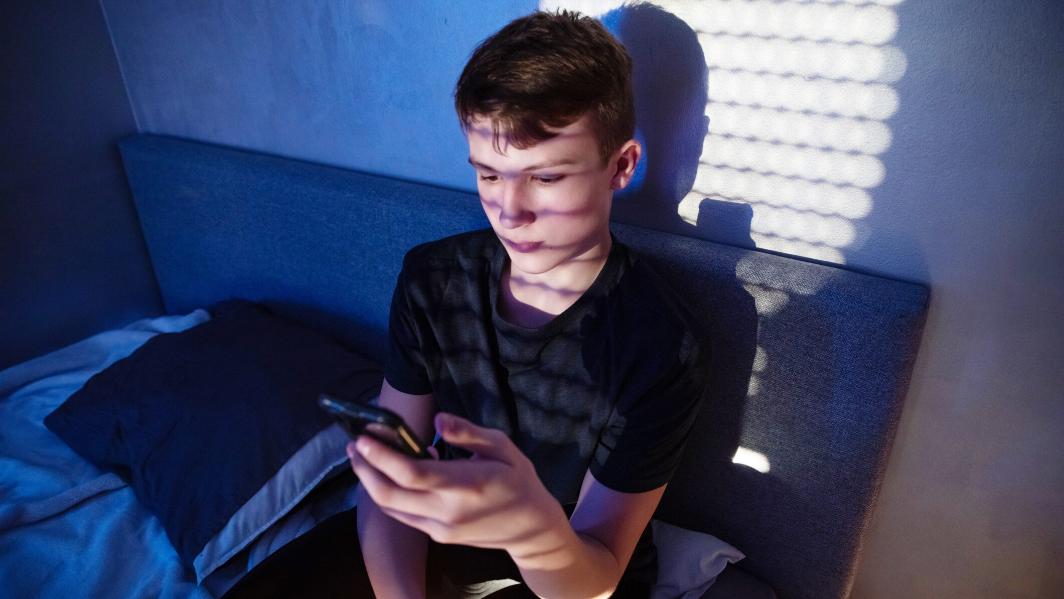 Görögország betiltja a közösségi média használatát a 15 év alattiak számára