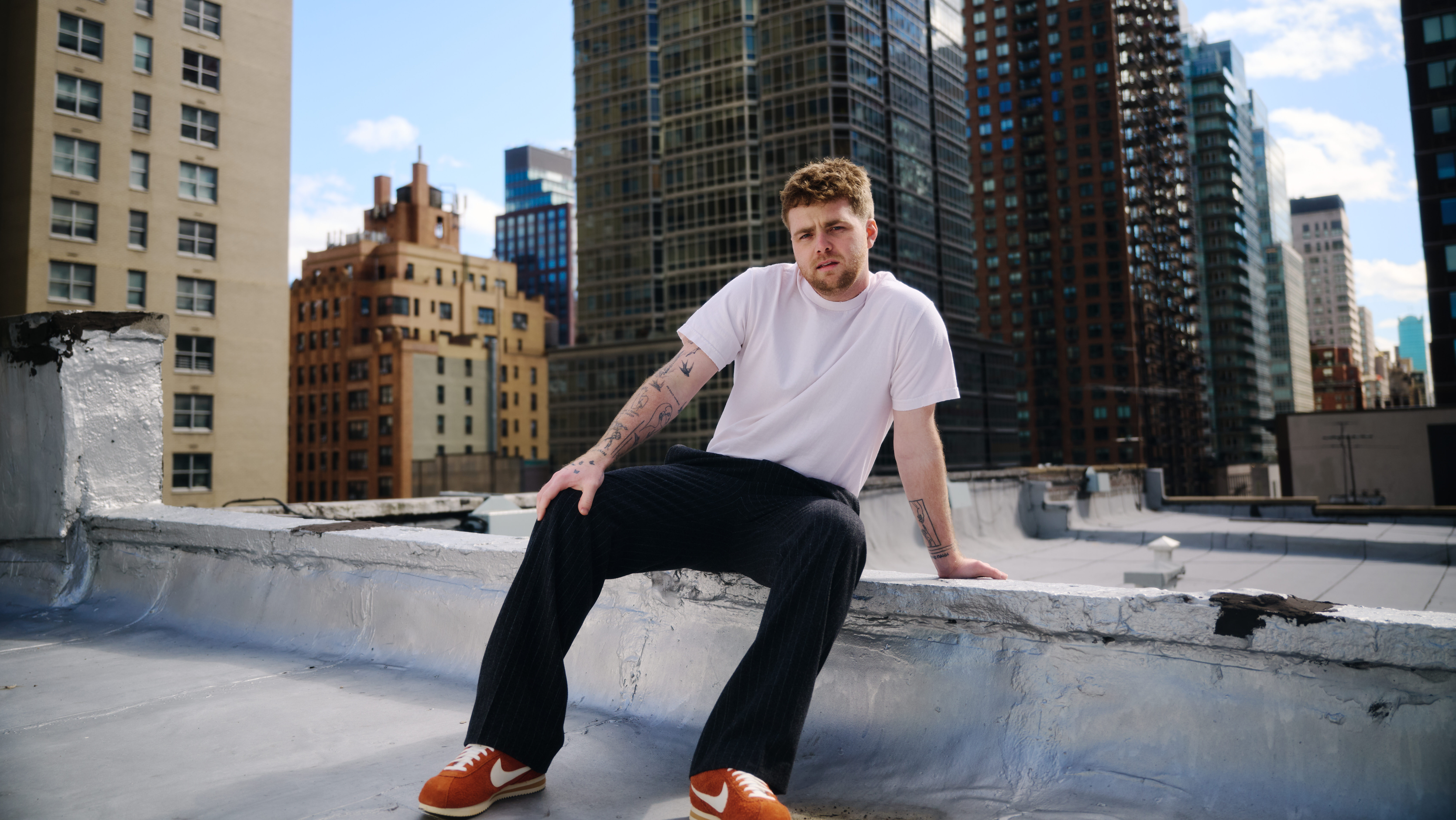 Alex Warren hatodik hete vezeti a Billboard 100-ot