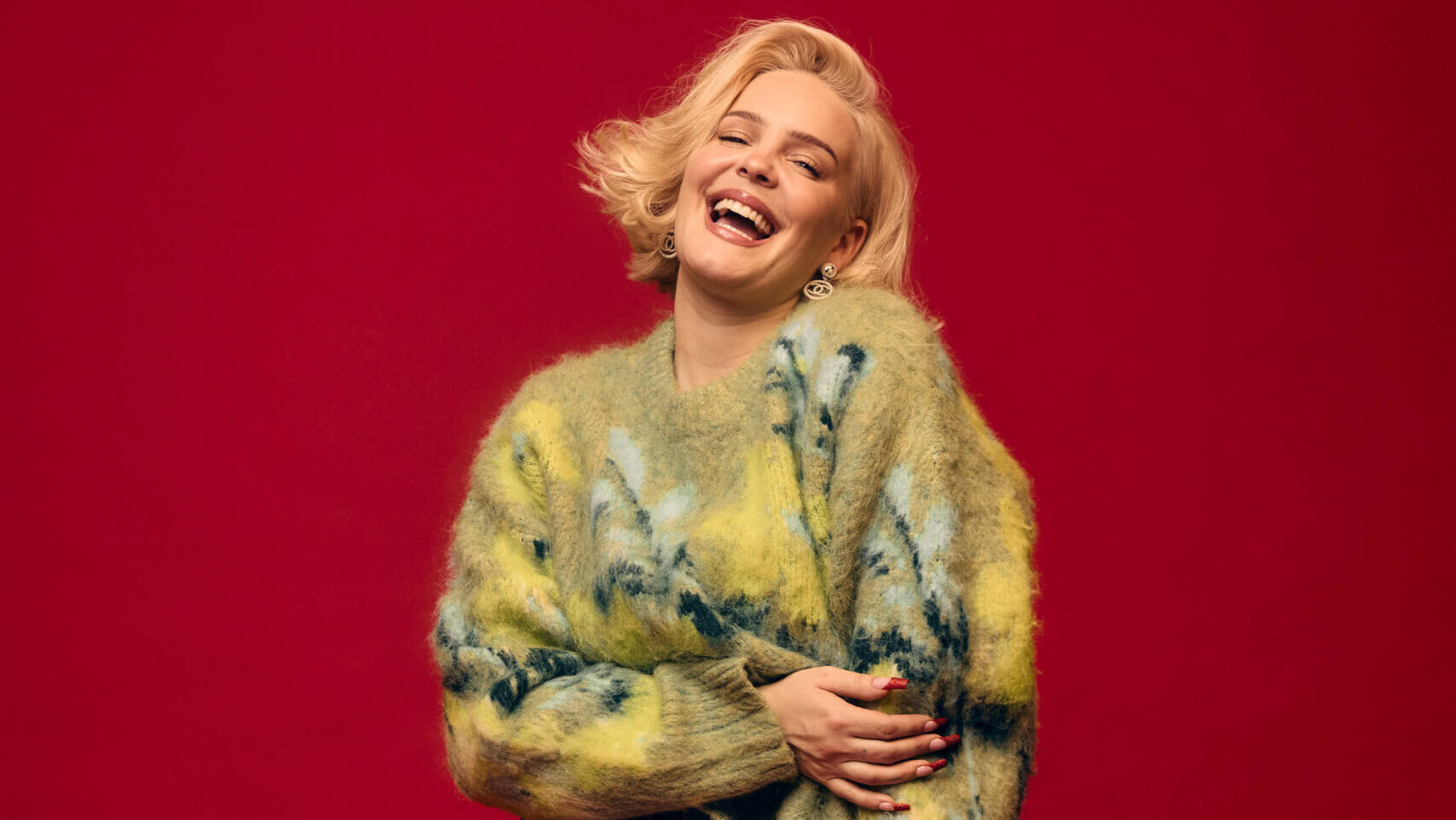 A Slade ikonikus dalával karácsonyozik Anne-Marie