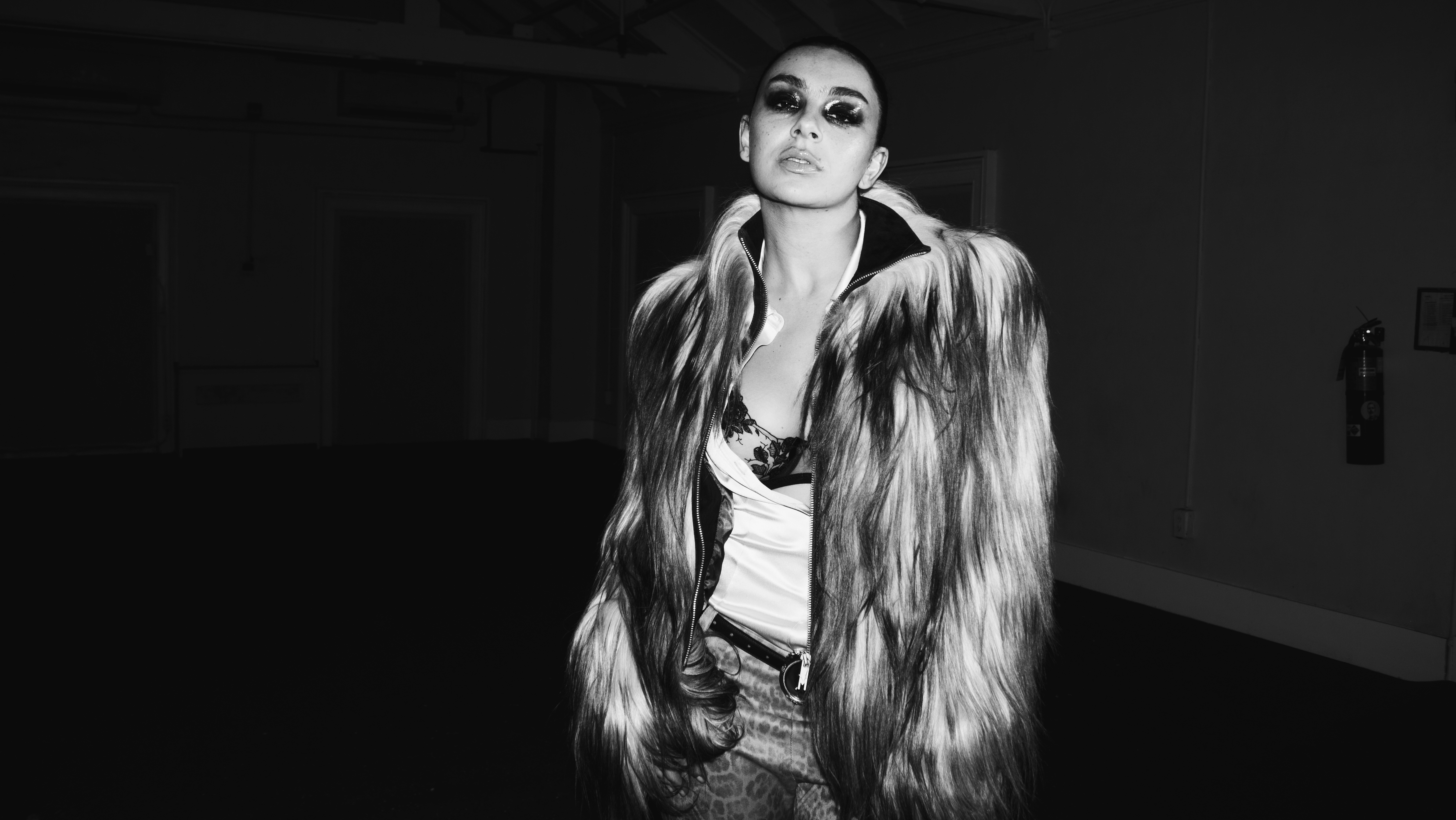 Charli xcx bemutatja a zúzás és a high fashion fúzióját
