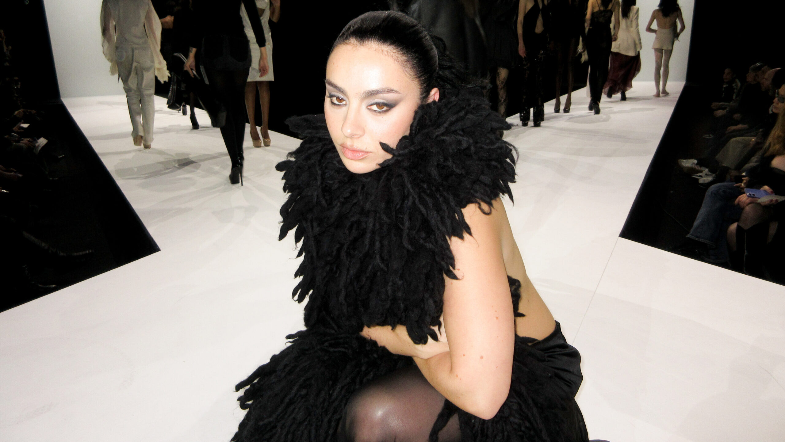 Charli XCX elmerül a divatvilág sötét bugyraiba