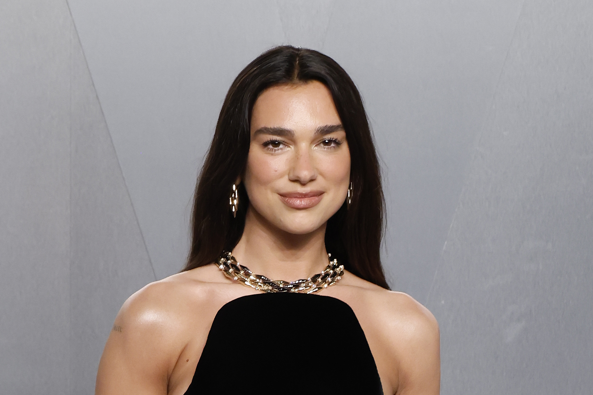Dua Lipa is segített pénzt gyűjteni egy pickupra az ukrán katonai mentőegységnek