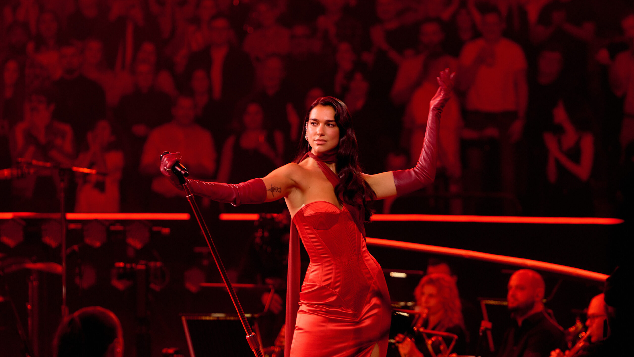 Dua Lipa a Royal Albert Hallból jelentkezik