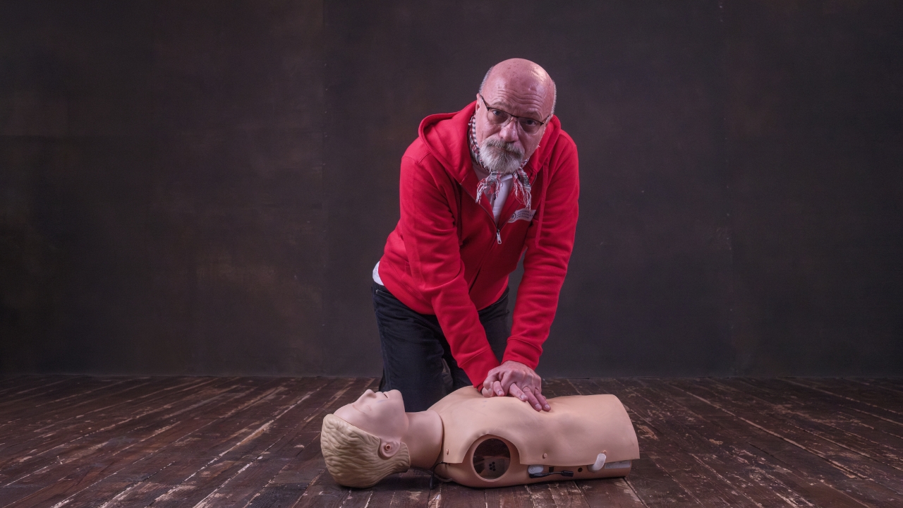 Zacher Gábor egy percben tanít életet menteni