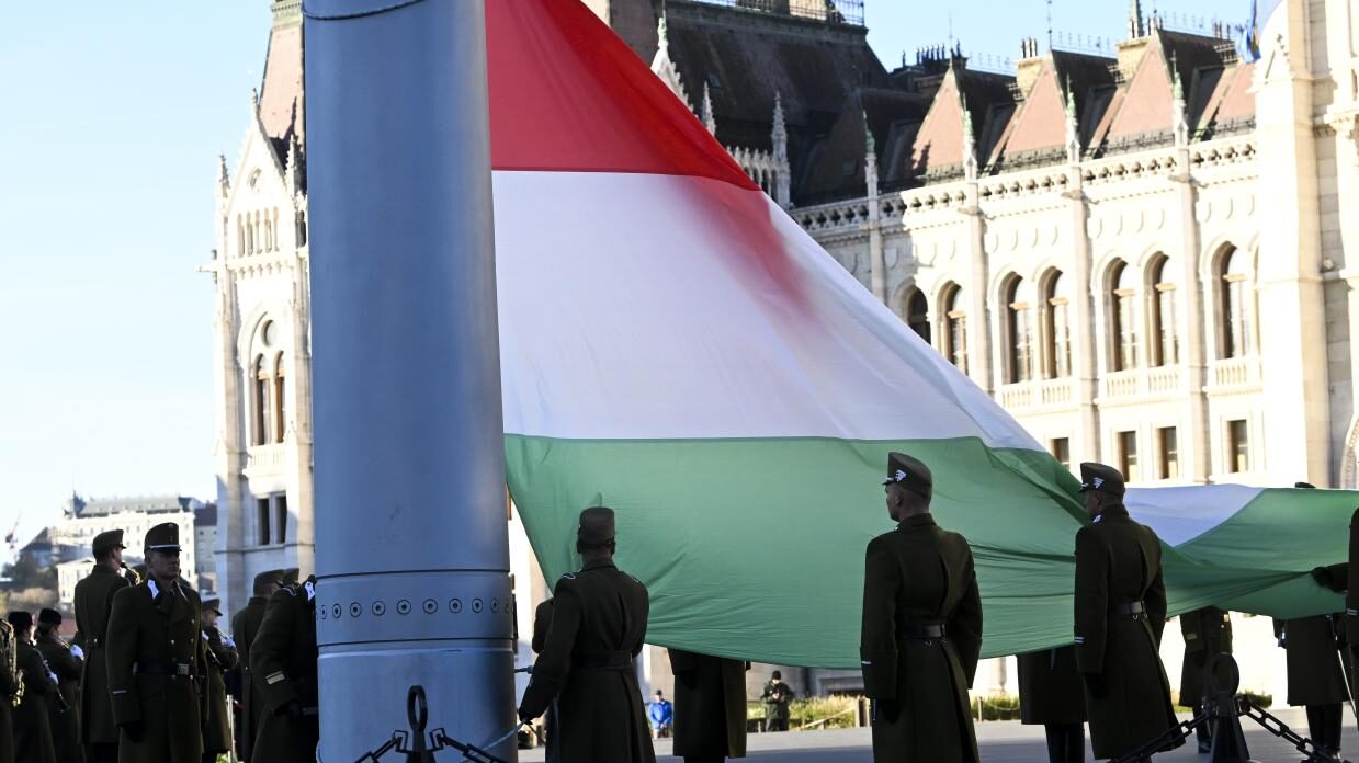 Félárbócra engedték a nemzeti lobogót az Országház előtt