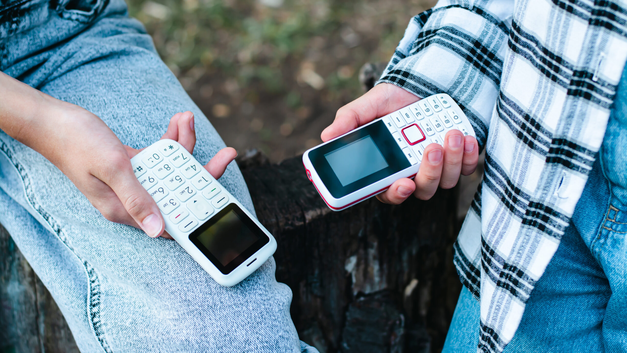Visszatérnek a „buta” telefonok a Z generáció vezetésével