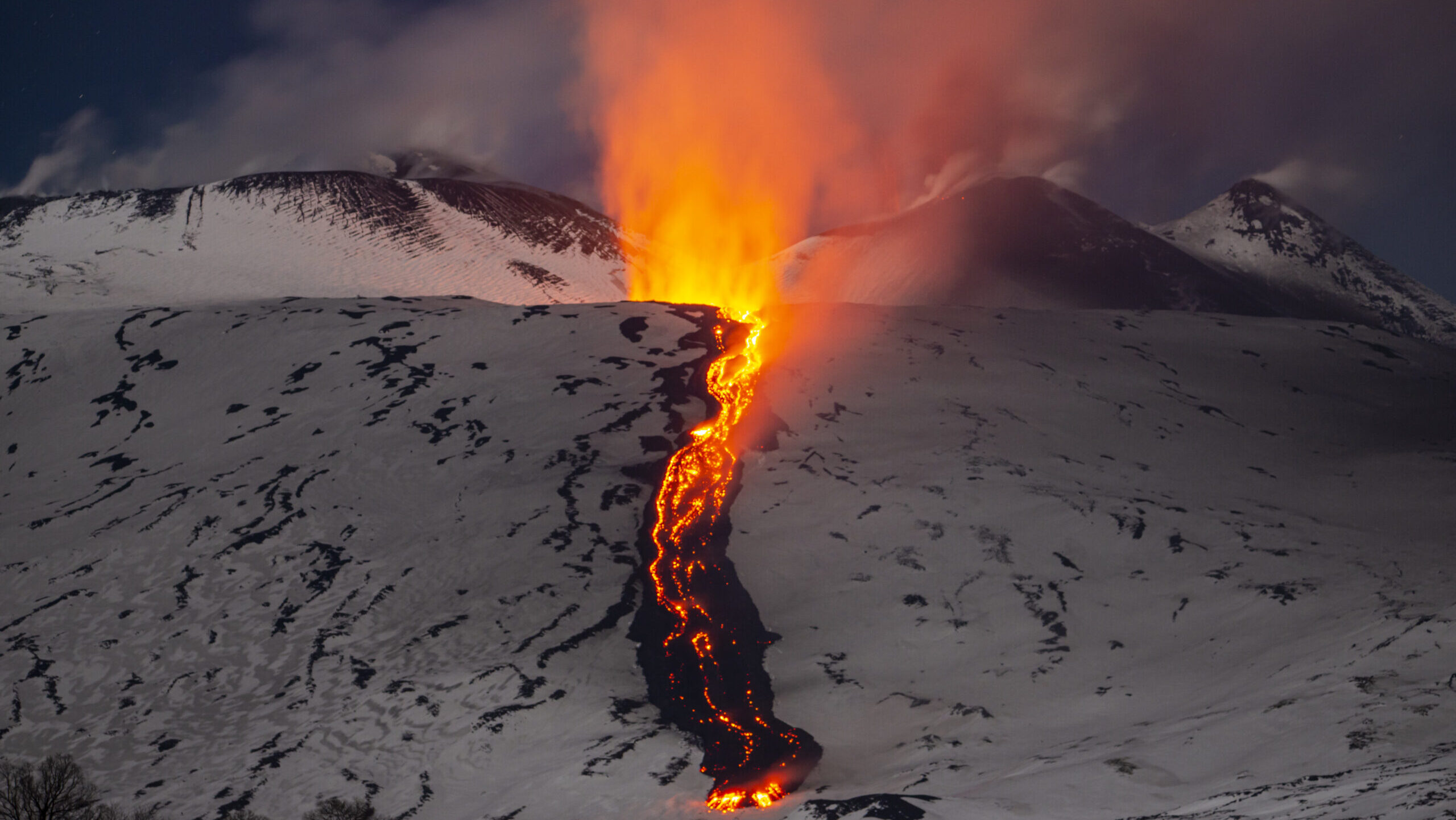 Tűz és jég: lávafolyam hömpölyög az Etna havas lejtőin