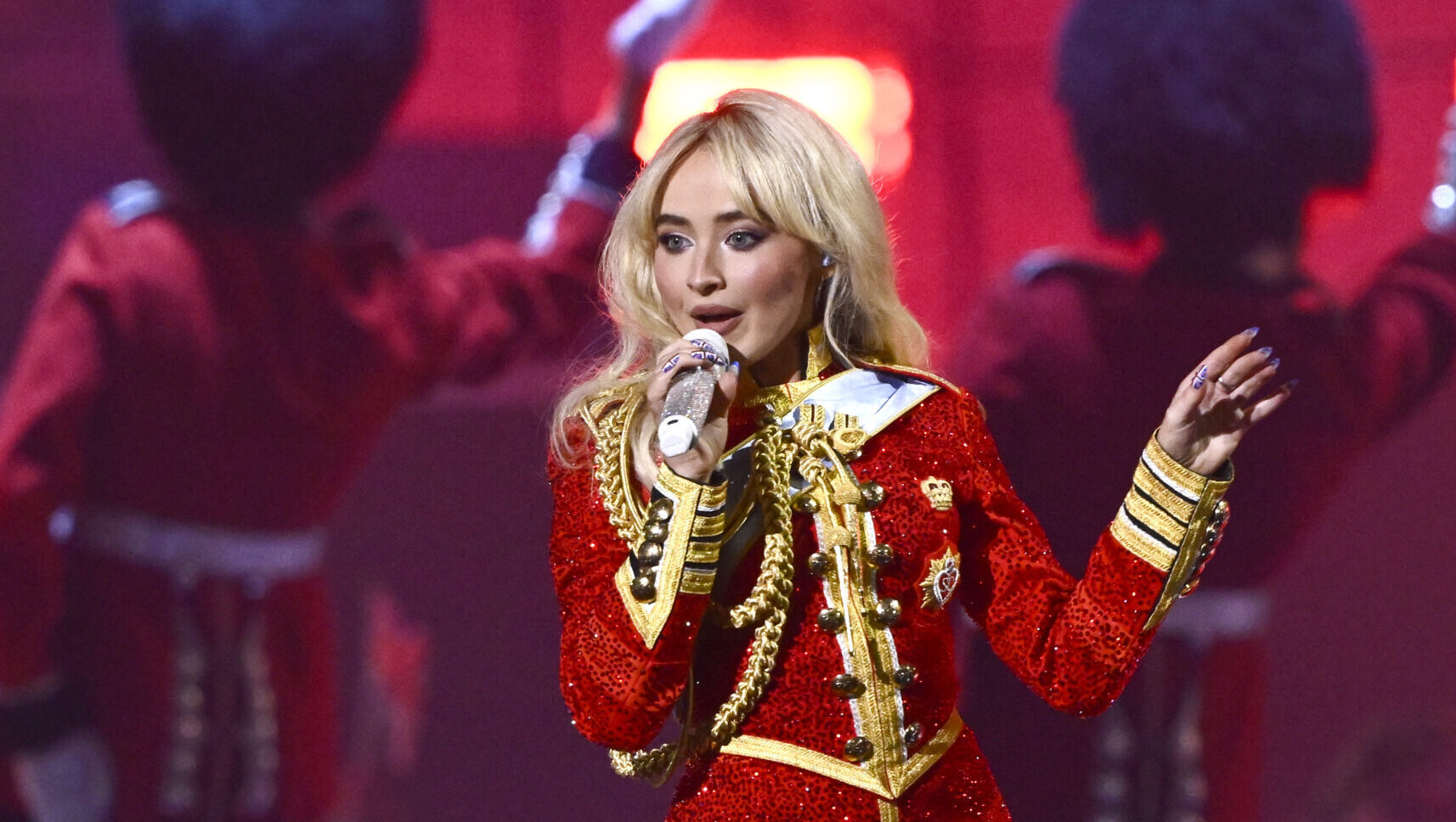 Igazi popikonokkal lepte meg londoni közönségét Sabrina Carpenter