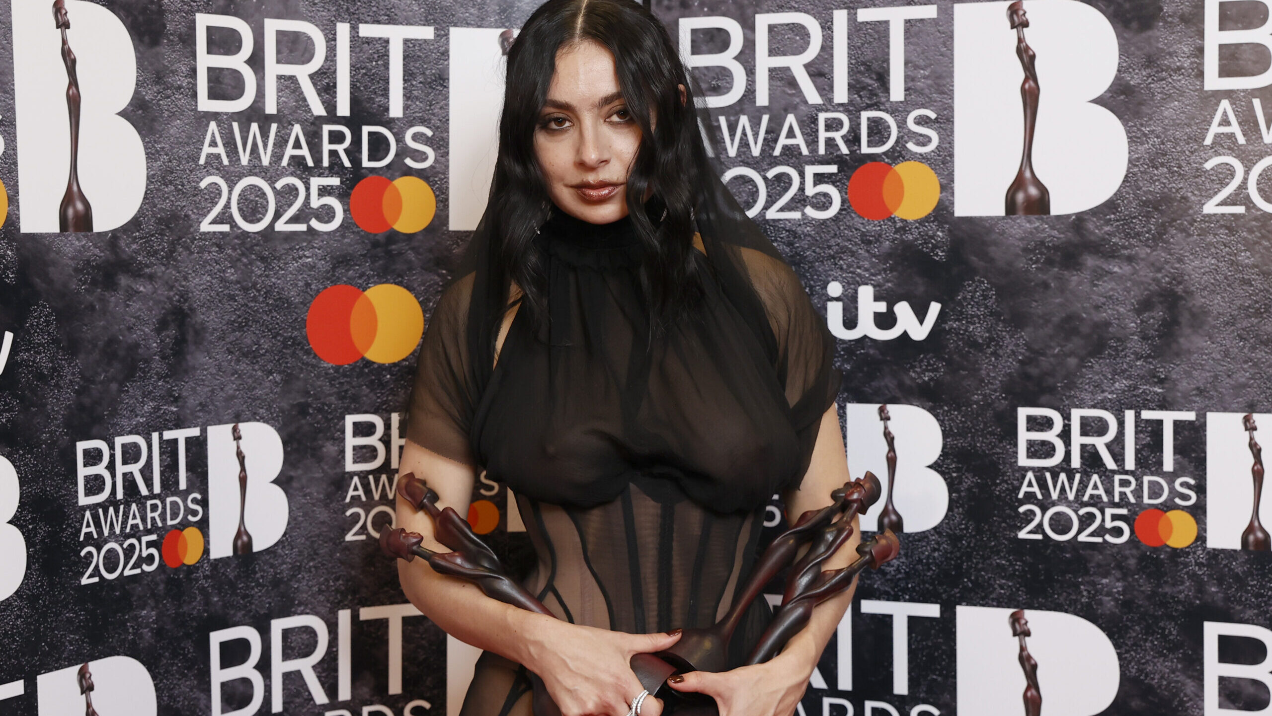 "Nem állnék itt e három heteró fehér férfi nélkül"- Charli XCX estje volt BRIT Awards gála