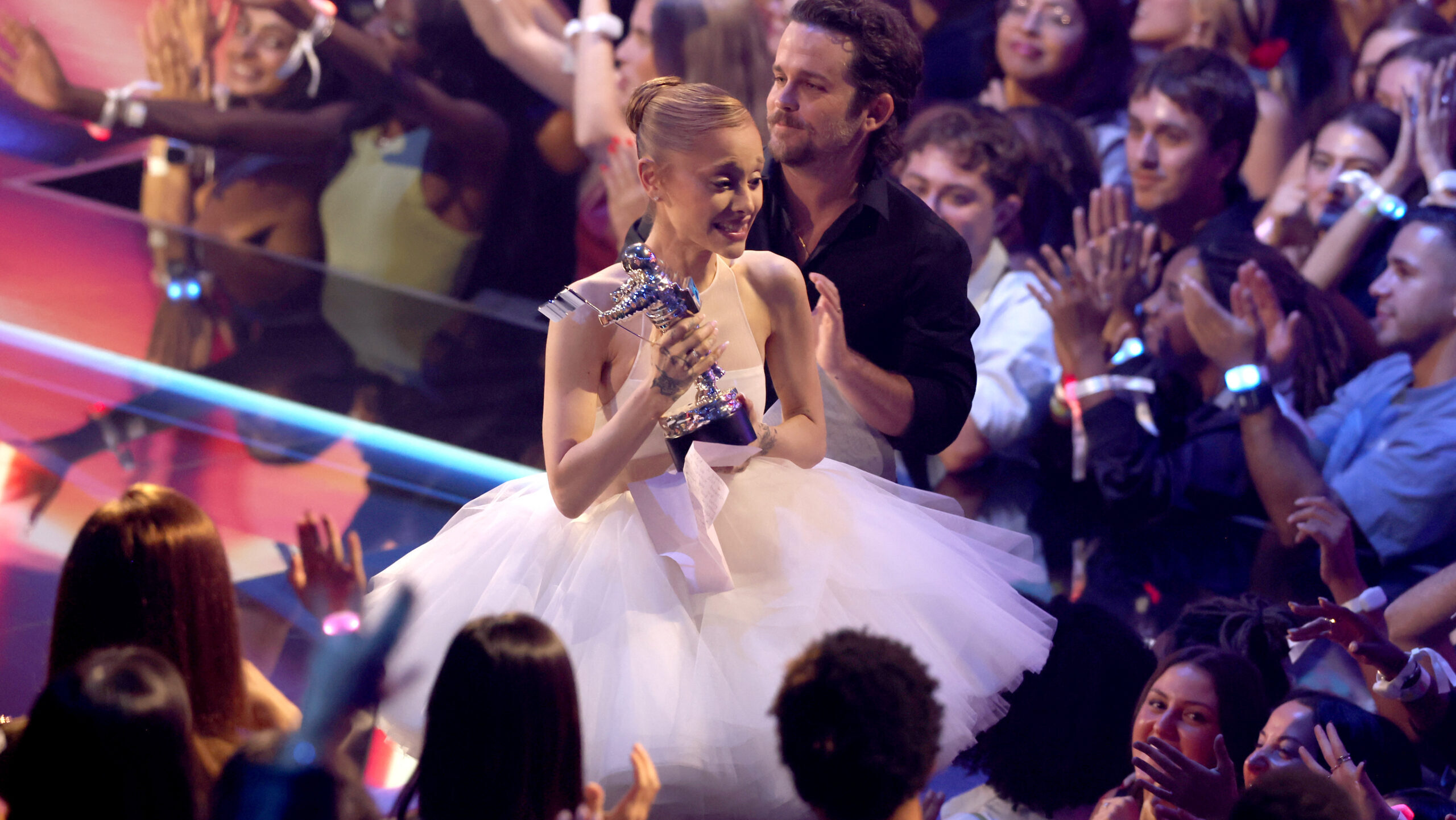 Ariana Grande vitte haza az MTV VMA legrangosabb díját