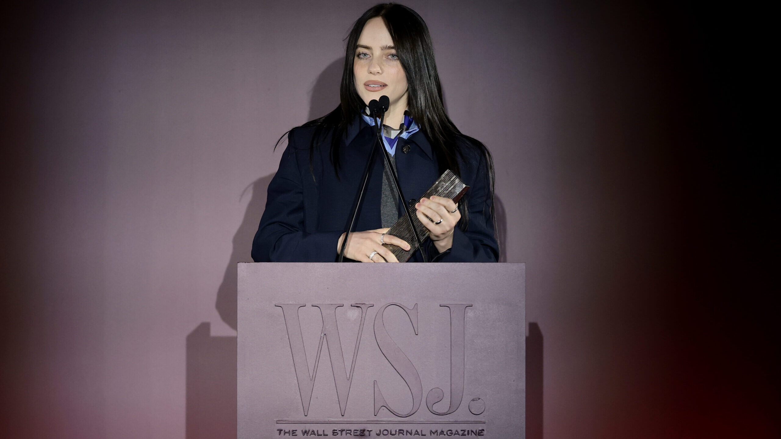 Billie Eilish felszólította a milliárdosokat, hogy kövessék a példáját