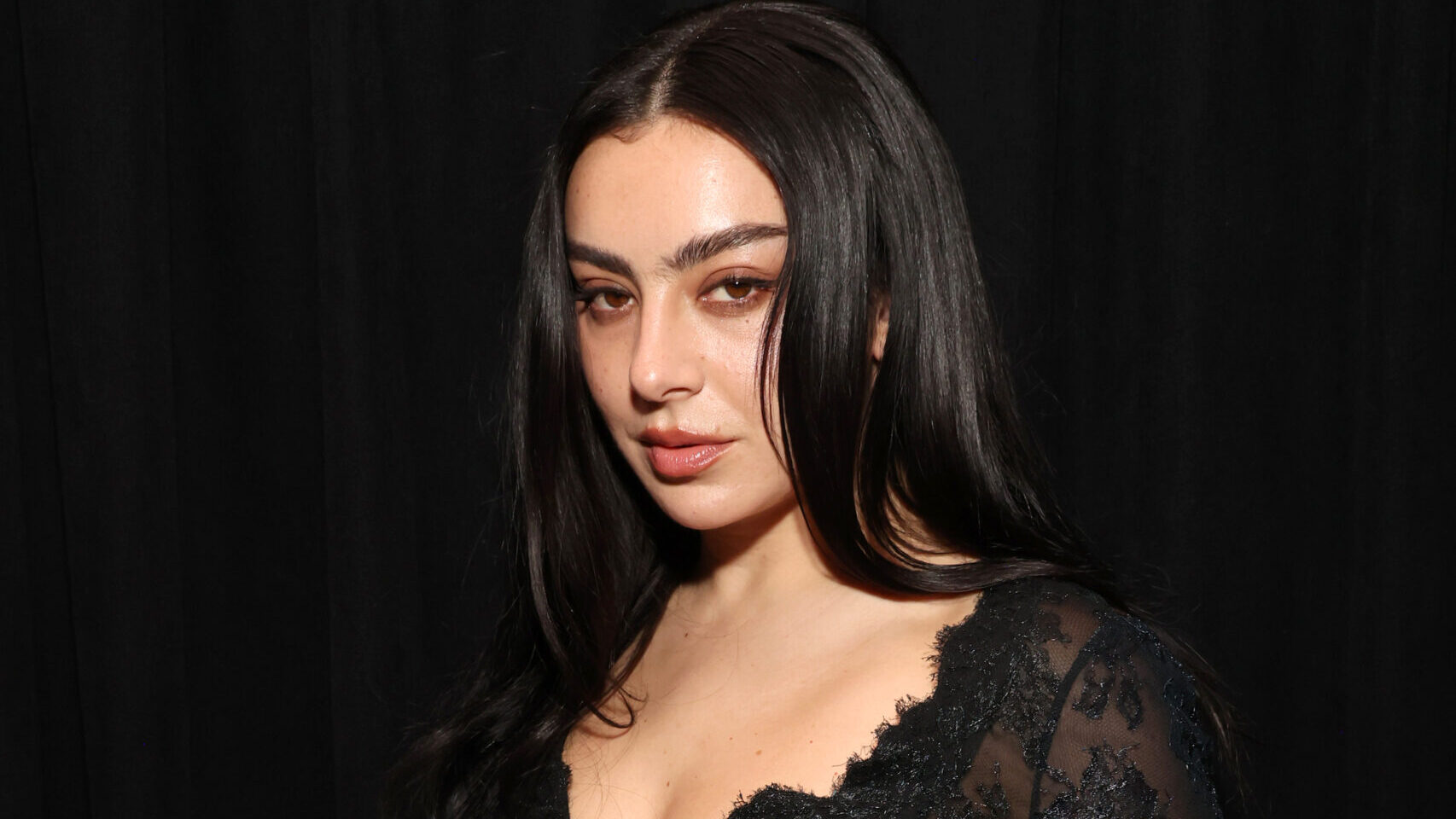 „Soha, ne mondd, hogy soha” - Charlie XCX   Bond-filmhez is írna zenét