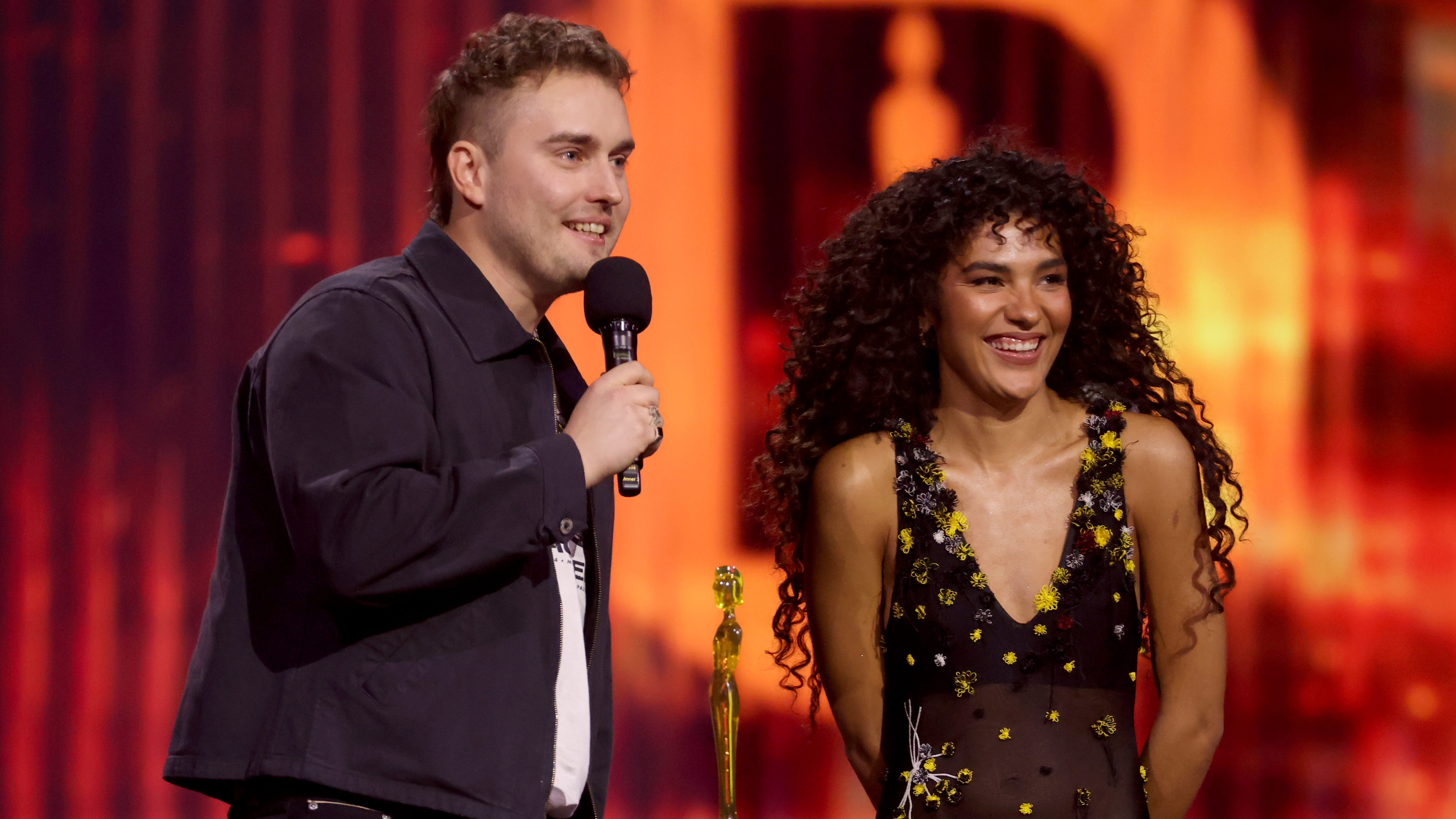 Olivia Dean és Sam Fender 32 éves rekordot döntöttek
