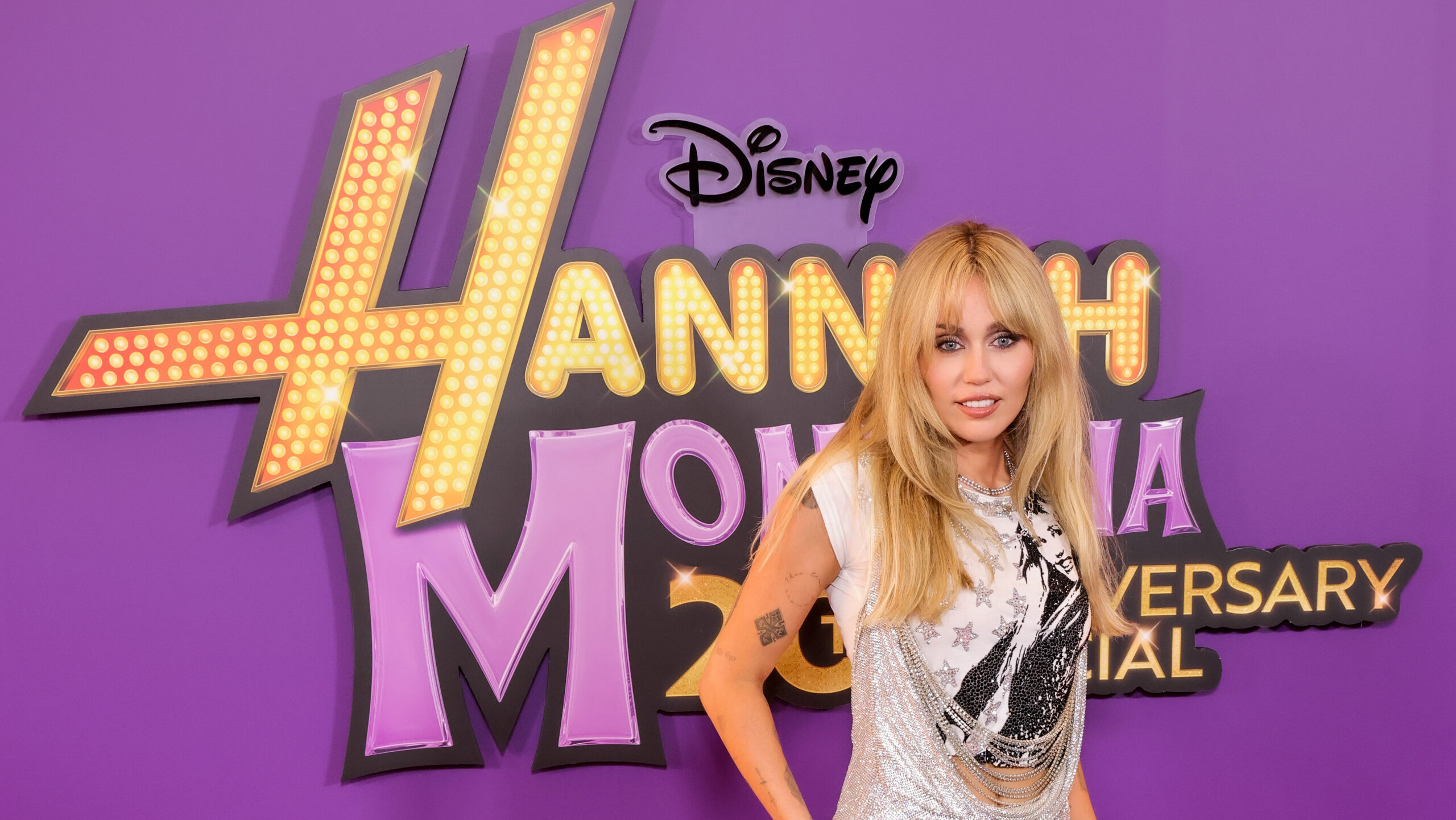 Miley Cyrus új dallal köszönti a 20 éves Hannah Montanát