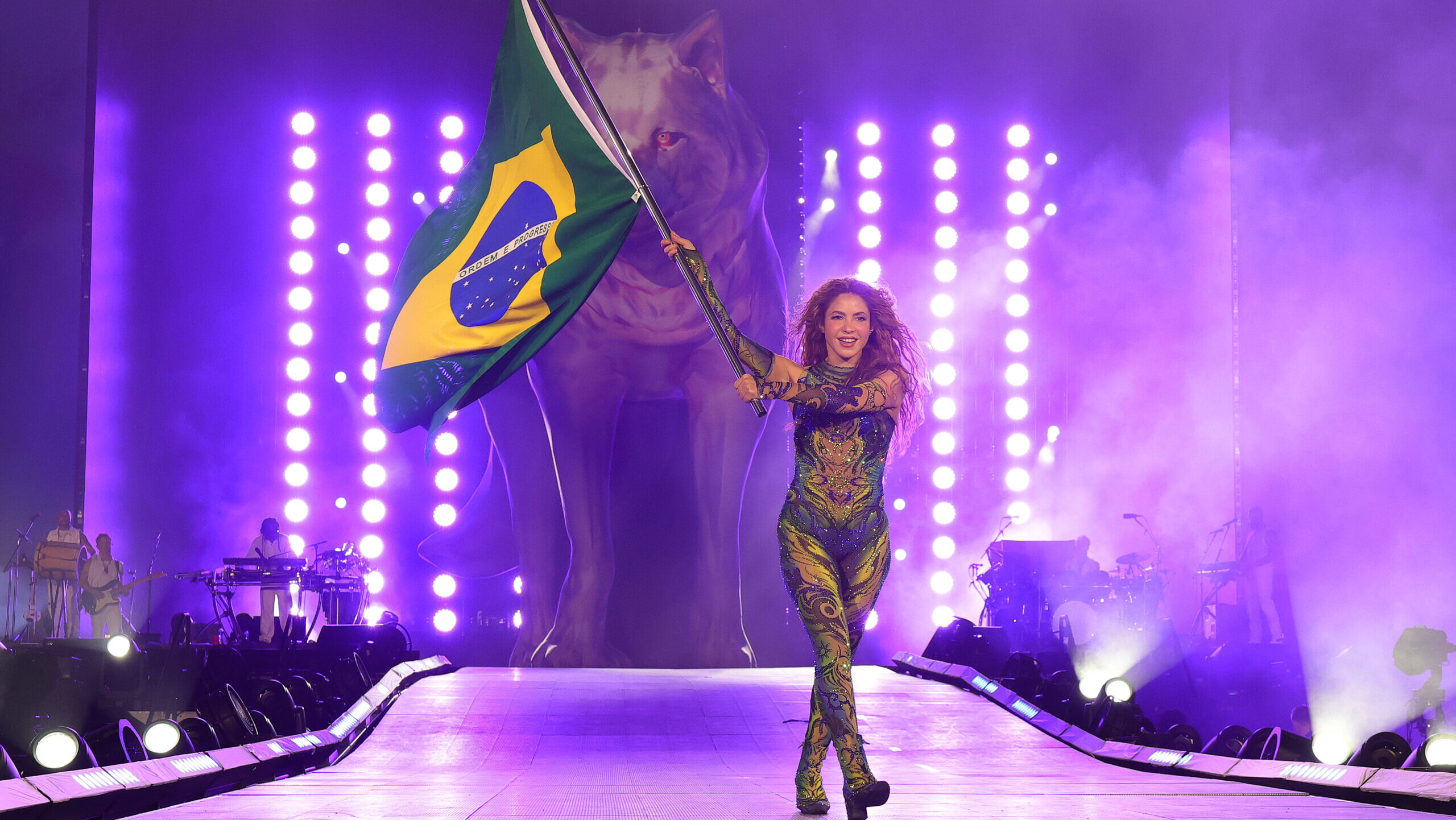 Tengernyi rajongó tódult a a Copacabanára hogy ott lehessen Shakira koncertjén