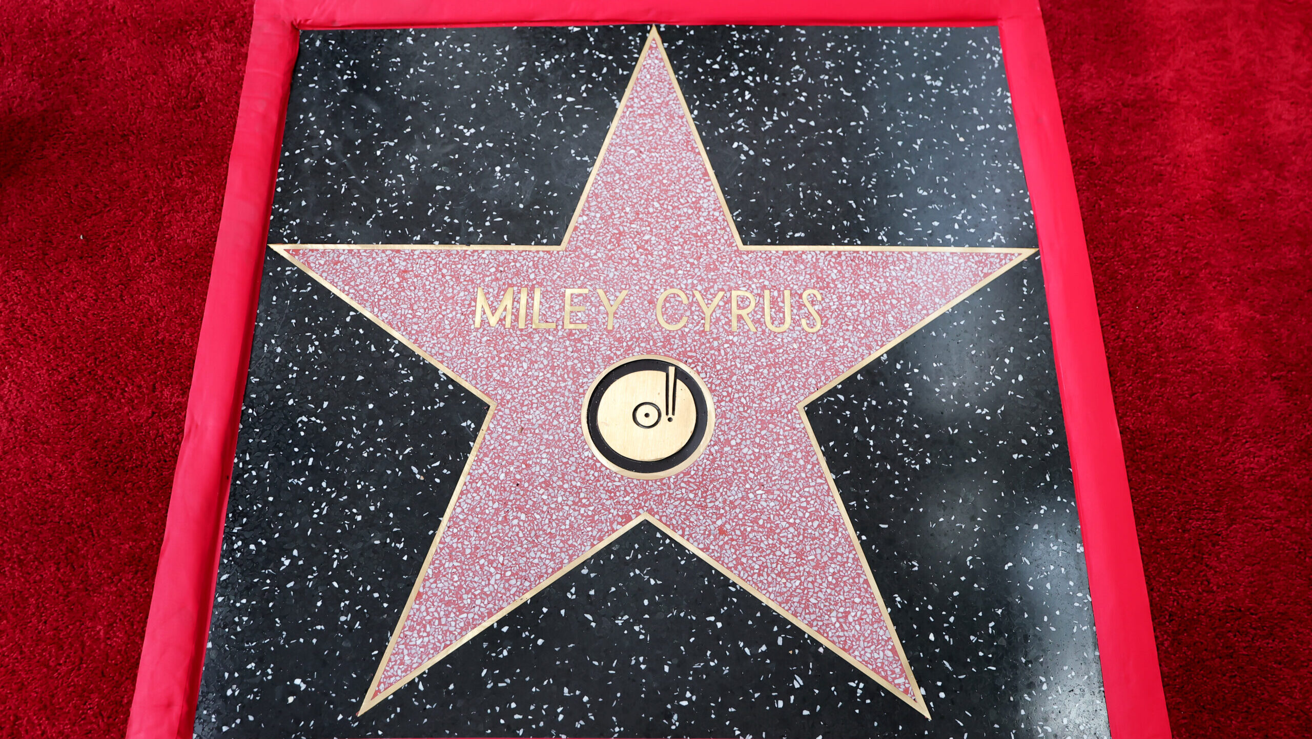 Miley Cyrus csillagot kapott a Hollywoodi Hírességek Sétányán