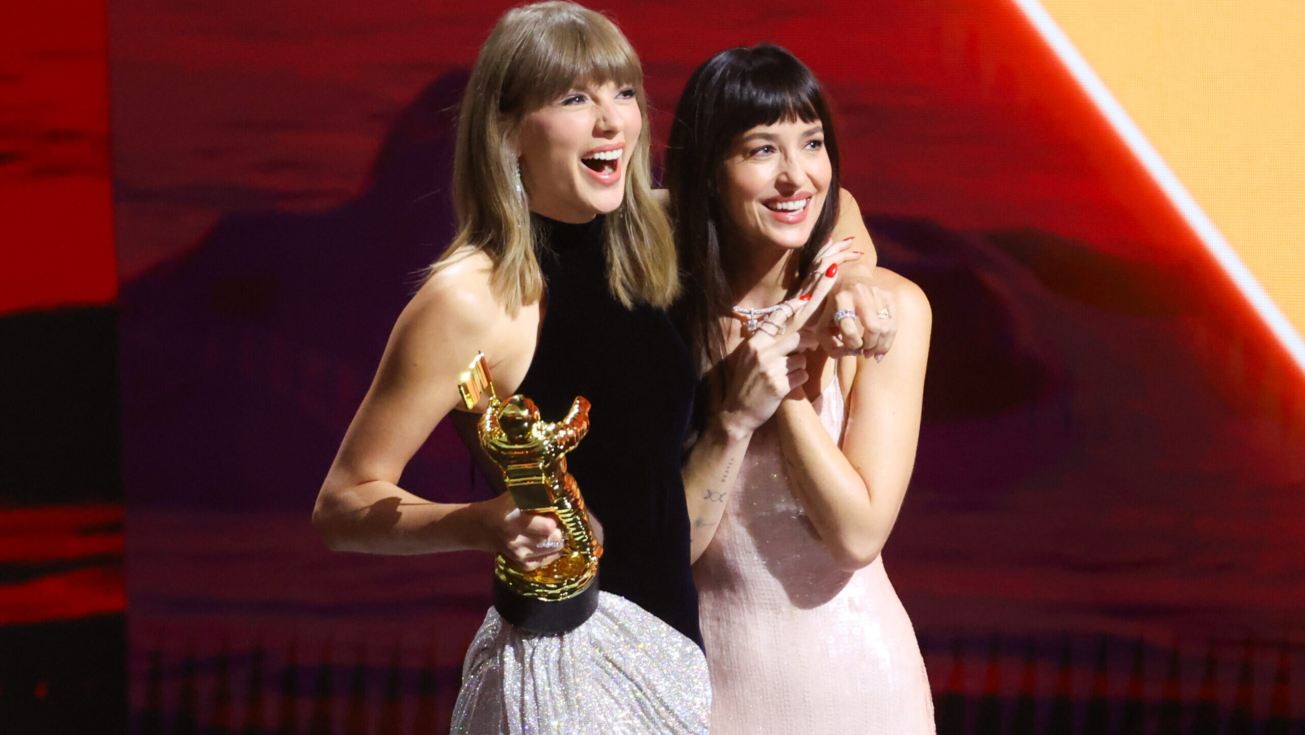 Itt az új Taylor Swift klip Dakota Johnsonnal és Colin Firth-el a főszerepben