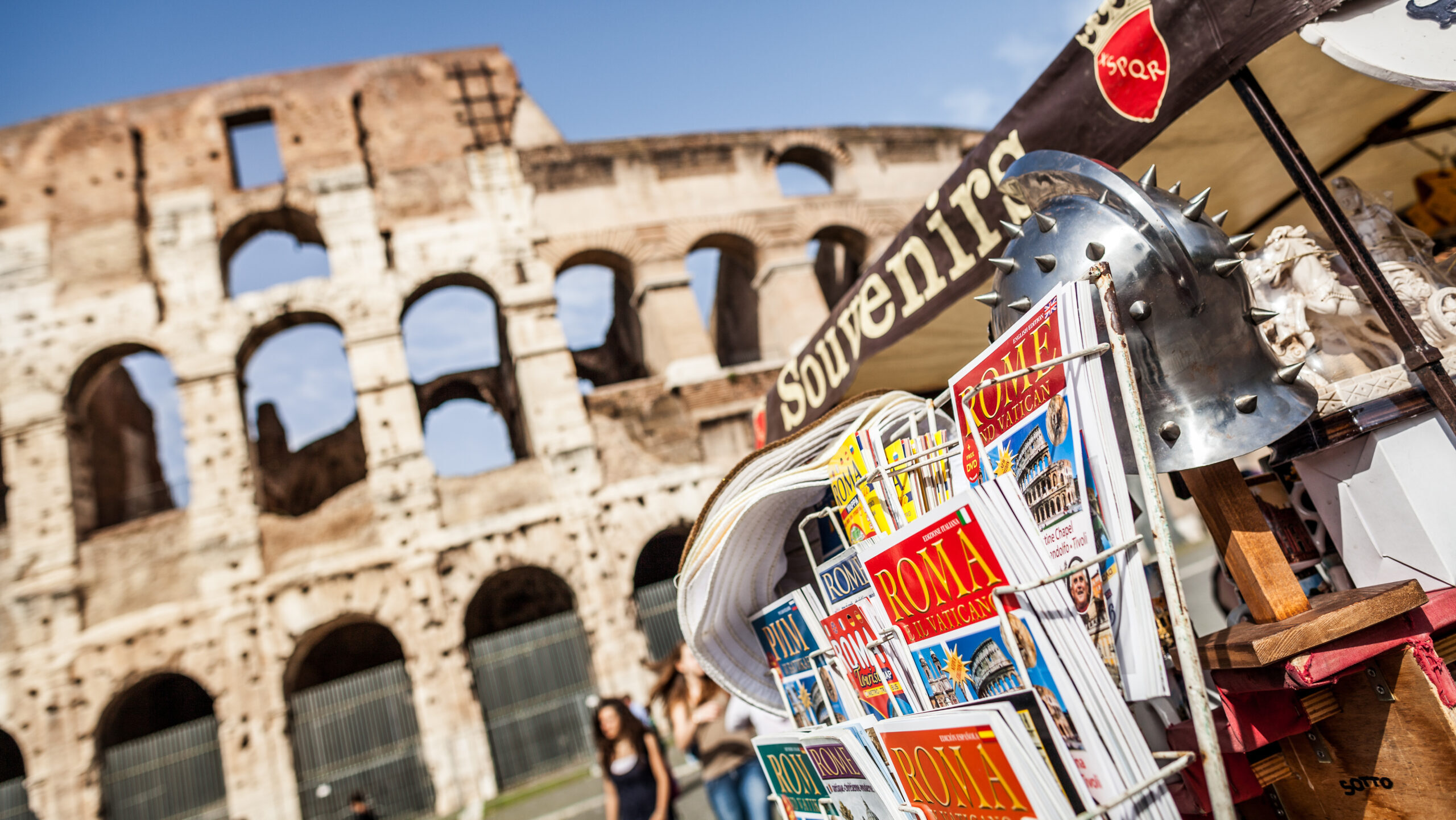 Tizenegy évi tiltás után visszatértek a szuvenírárusok a Colosseum előtti térre