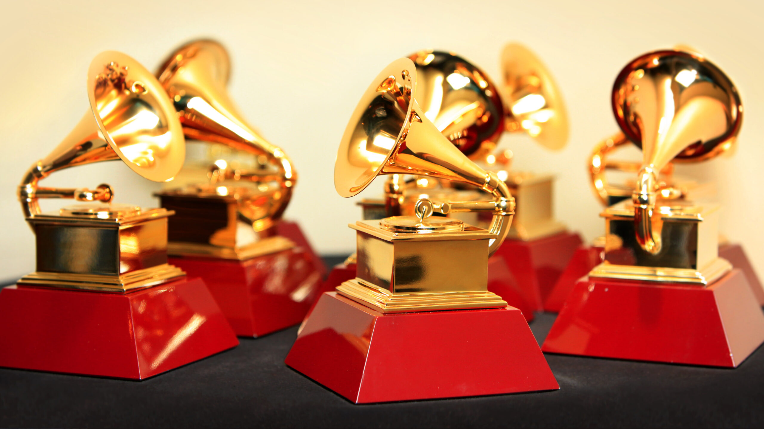 A Grammy gála fellépői és szervezői is a kaliforniai tűzkárosultakat segítik